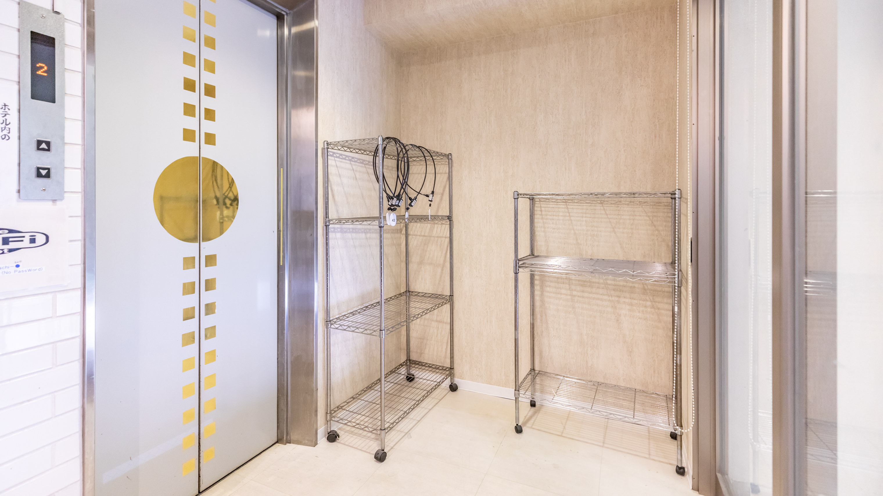 【共有エリア】お荷物をお預けいただけるラックがございます。早く到着した際にご利用下さい。