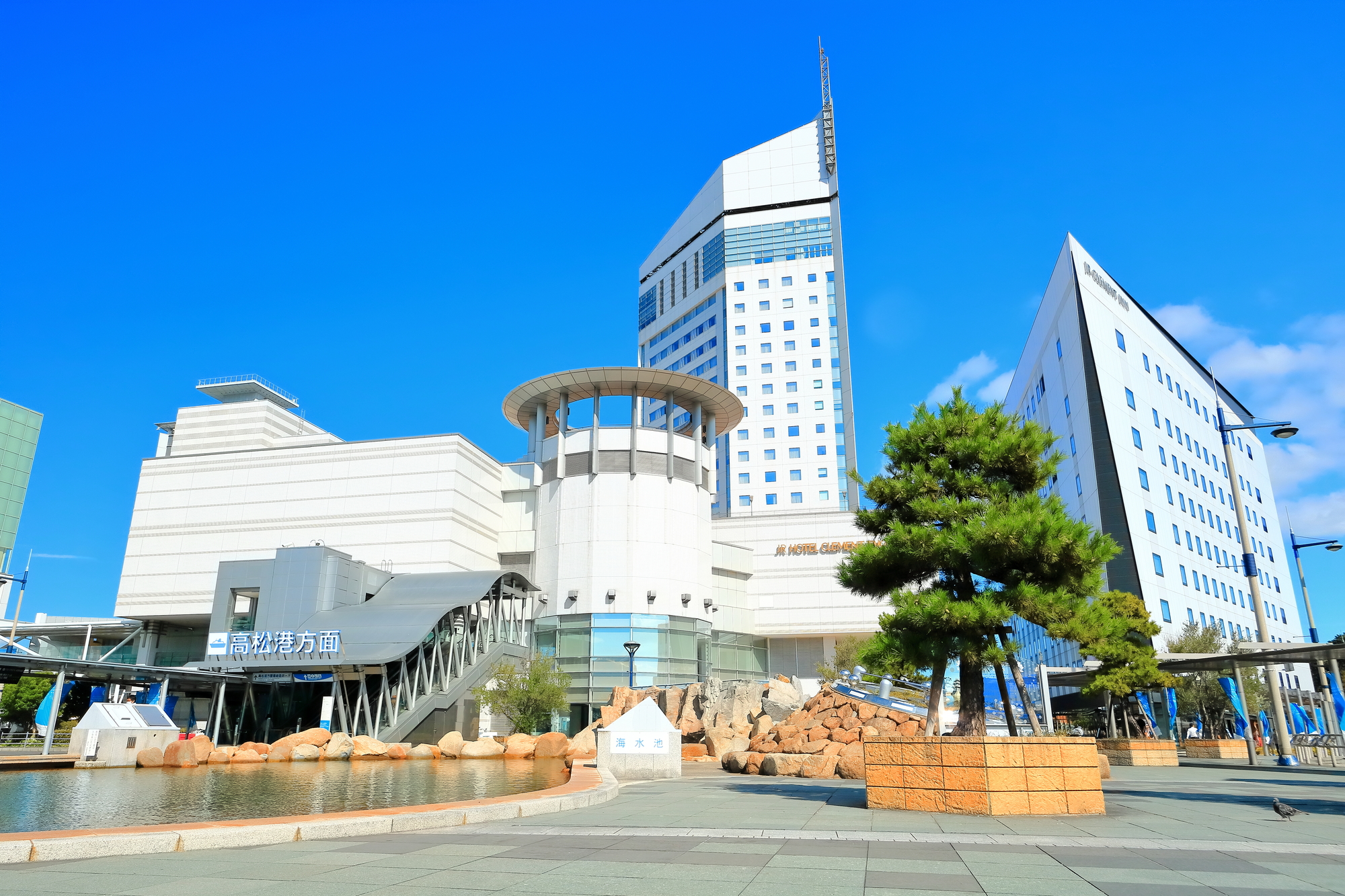 【周辺情報】高松駅前とサンポートの風景。電車で13分