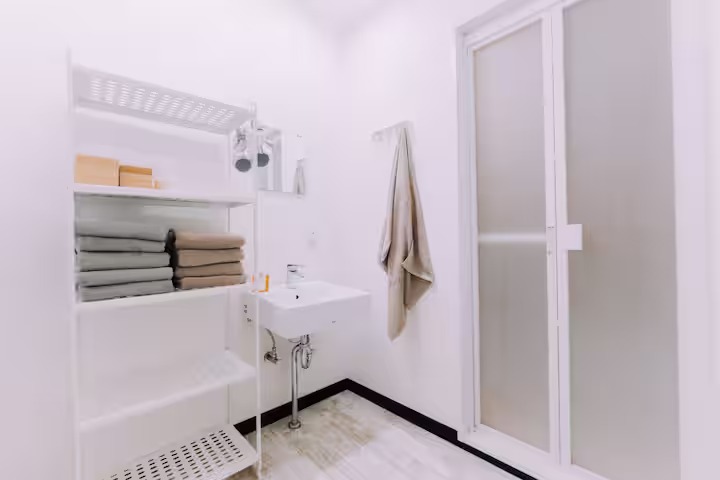 House B　フルバスルーム脱衣場（洗面）