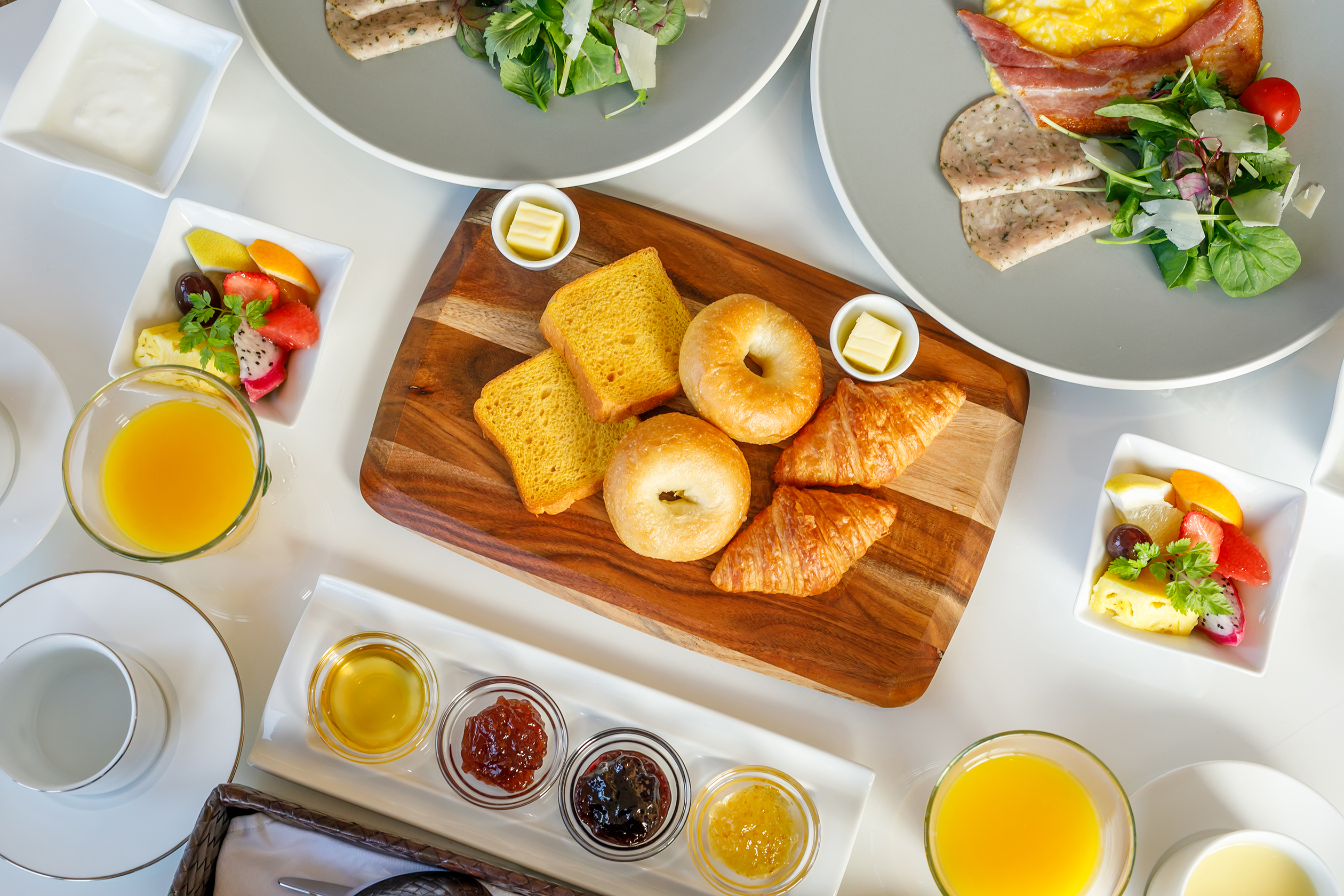 朝食はインルームダイニング（ルームサービス）で。チェックアウトのその時間までお二人の時間をお過ごしいただけます