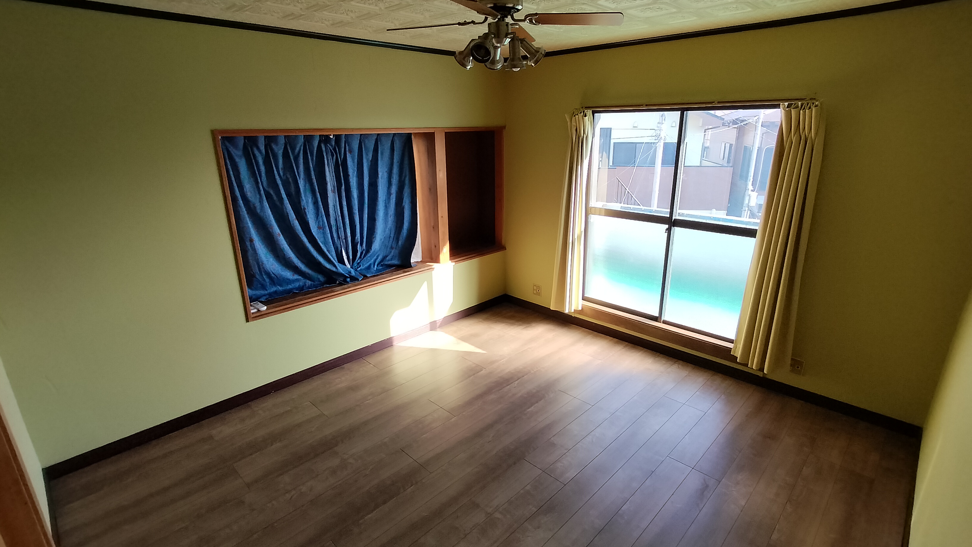 201号室　8畳と4.5畳の8畳側