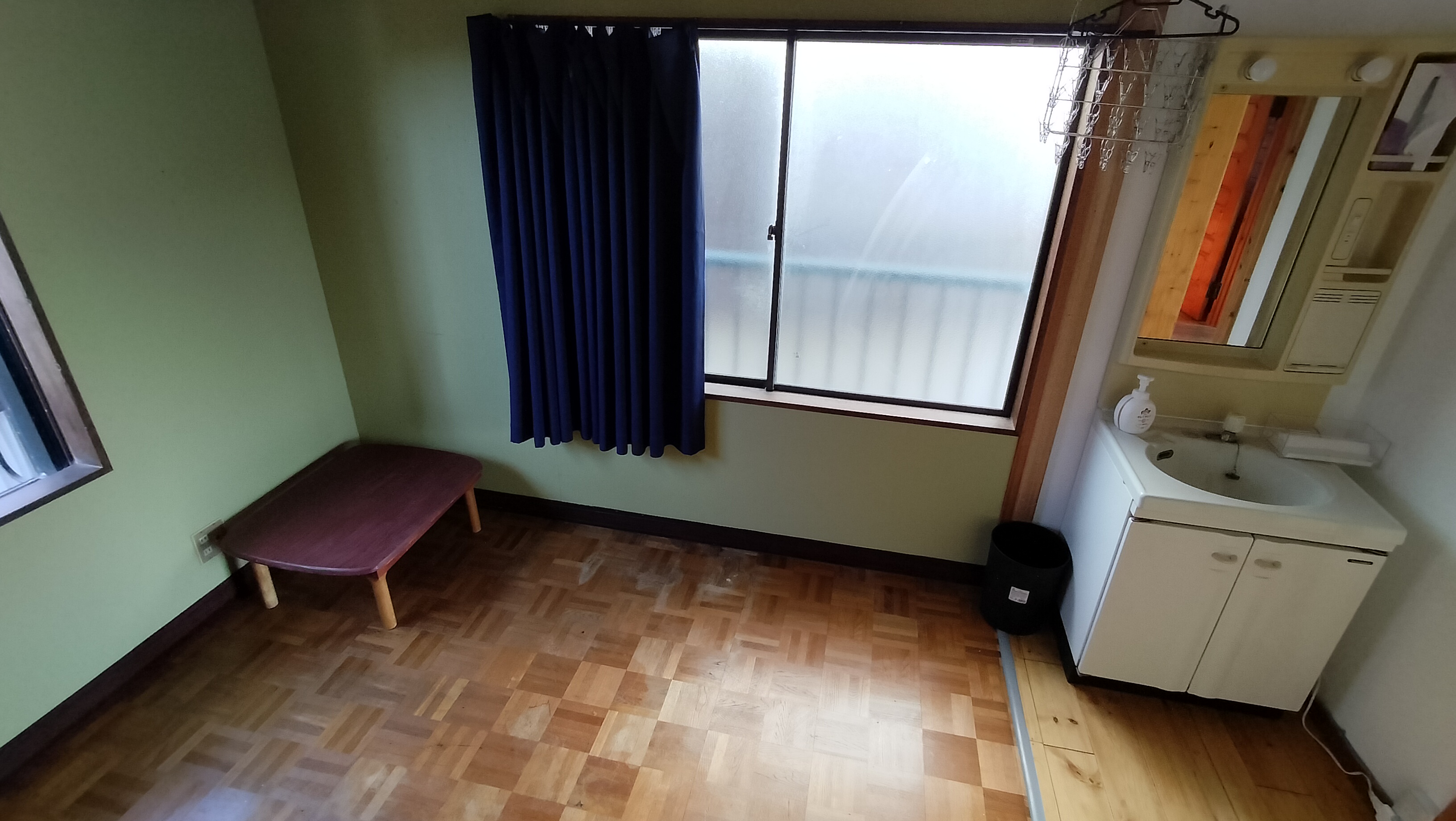 201号室　8畳と4.5畳の4.5畳側と洗面台