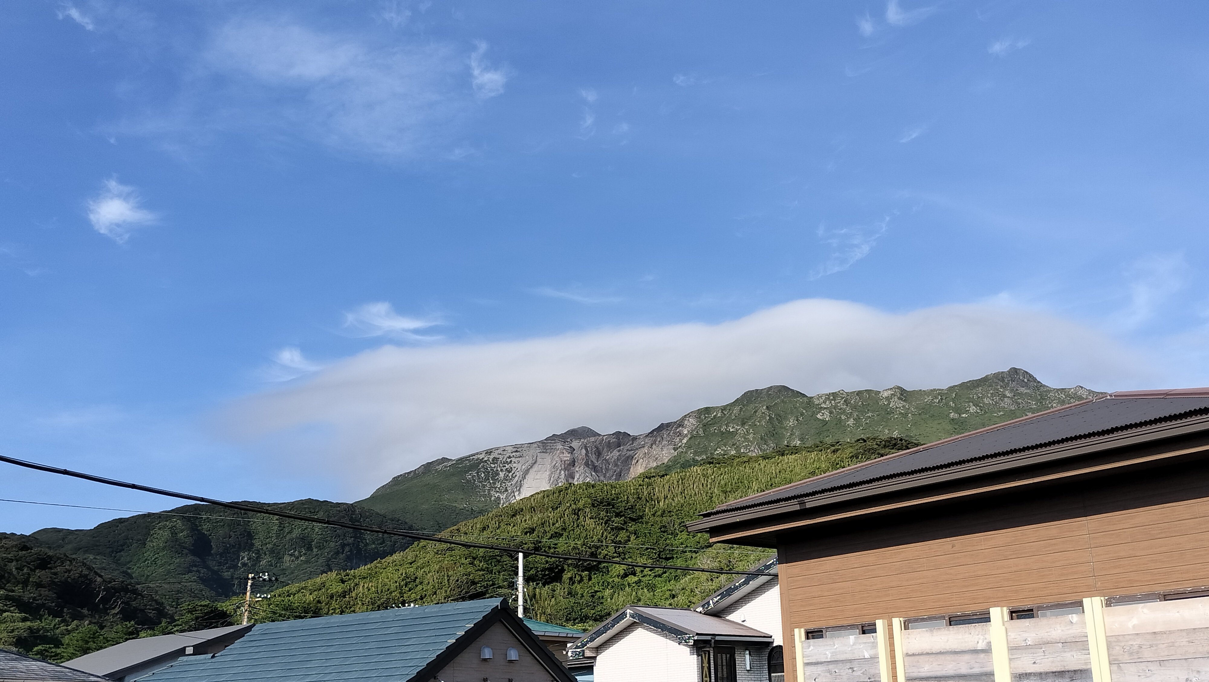 2階の南側客室より望む天上山