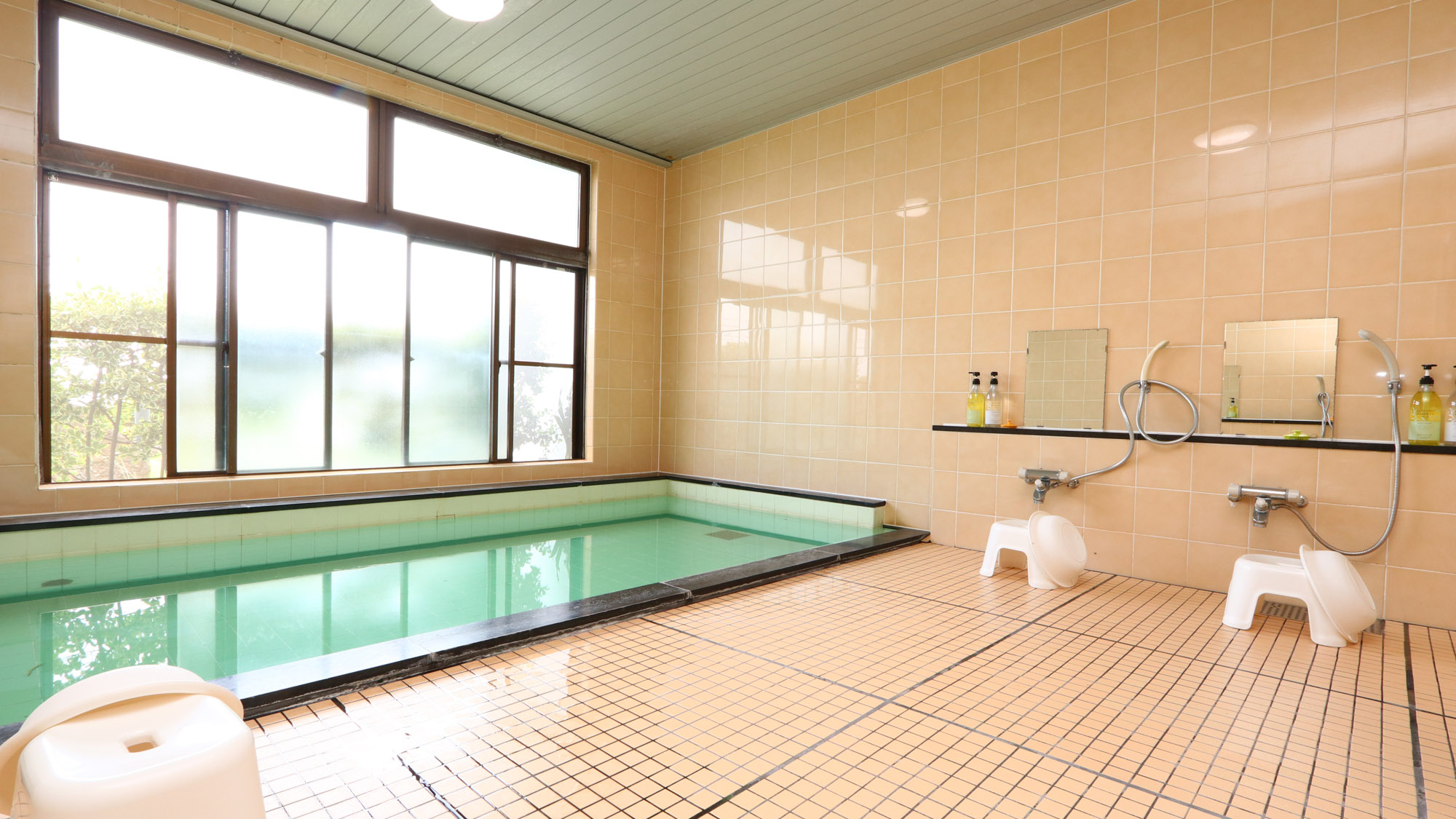 館内_浴室_景色は望めませんが広々している男性専用浴室*