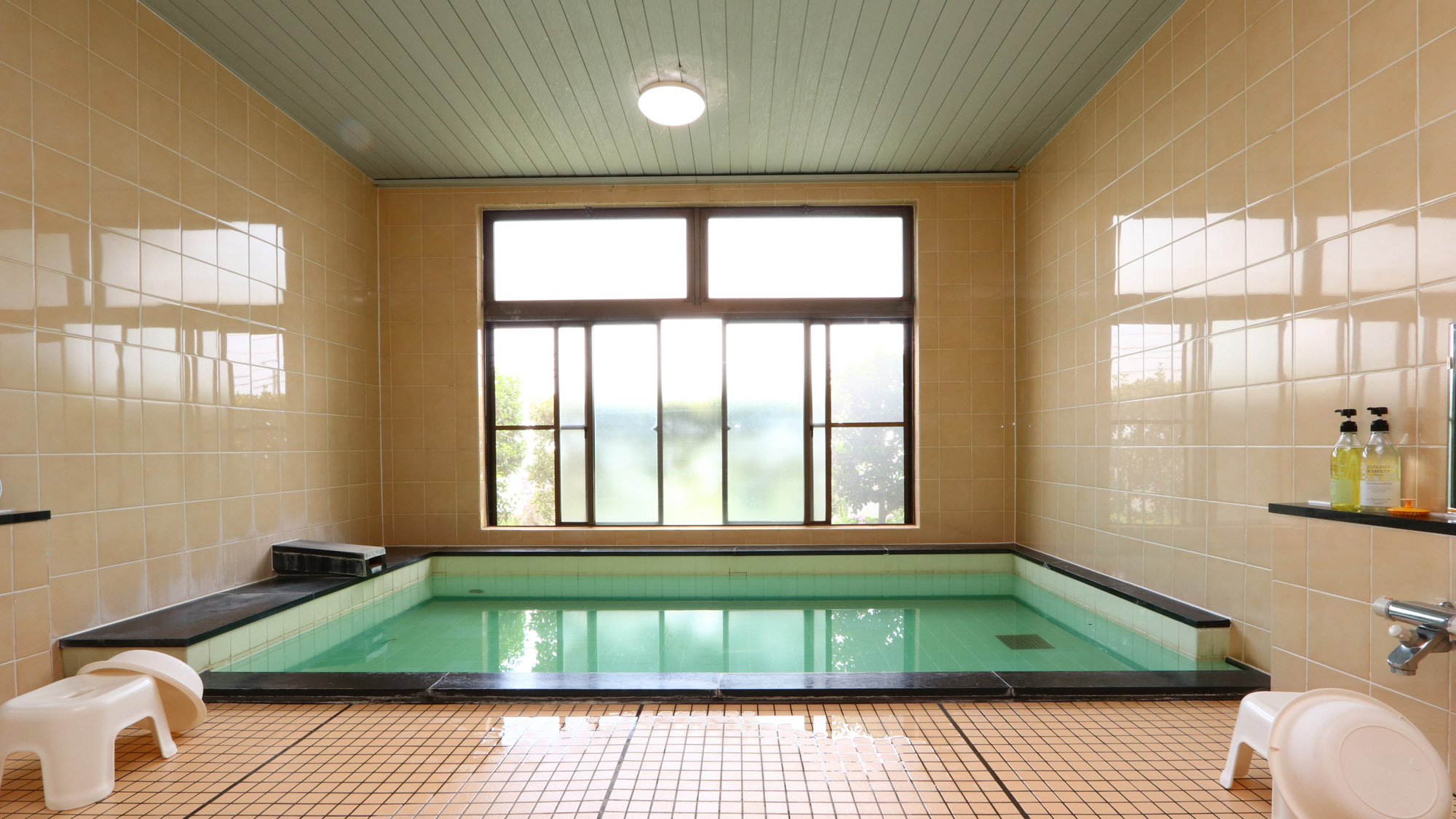 館内_浴室_景色は望めませんが広々している男性専用浴室*