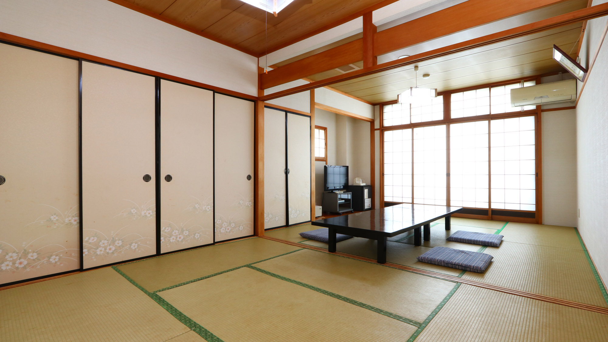 客室_2F客室。磯の間は8畳＋6畳のご家、グループ向け客室です*