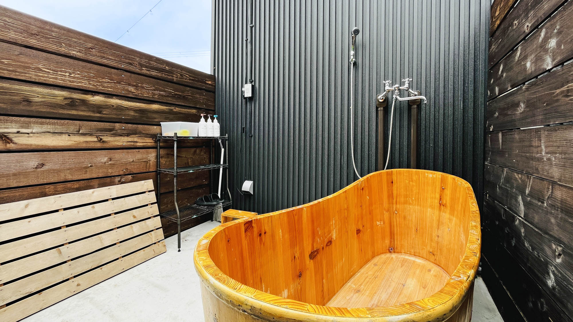 屋外露天風呂_ドッグランで遊んで疲れたらさっと浴びられるシャワーと露天風呂*