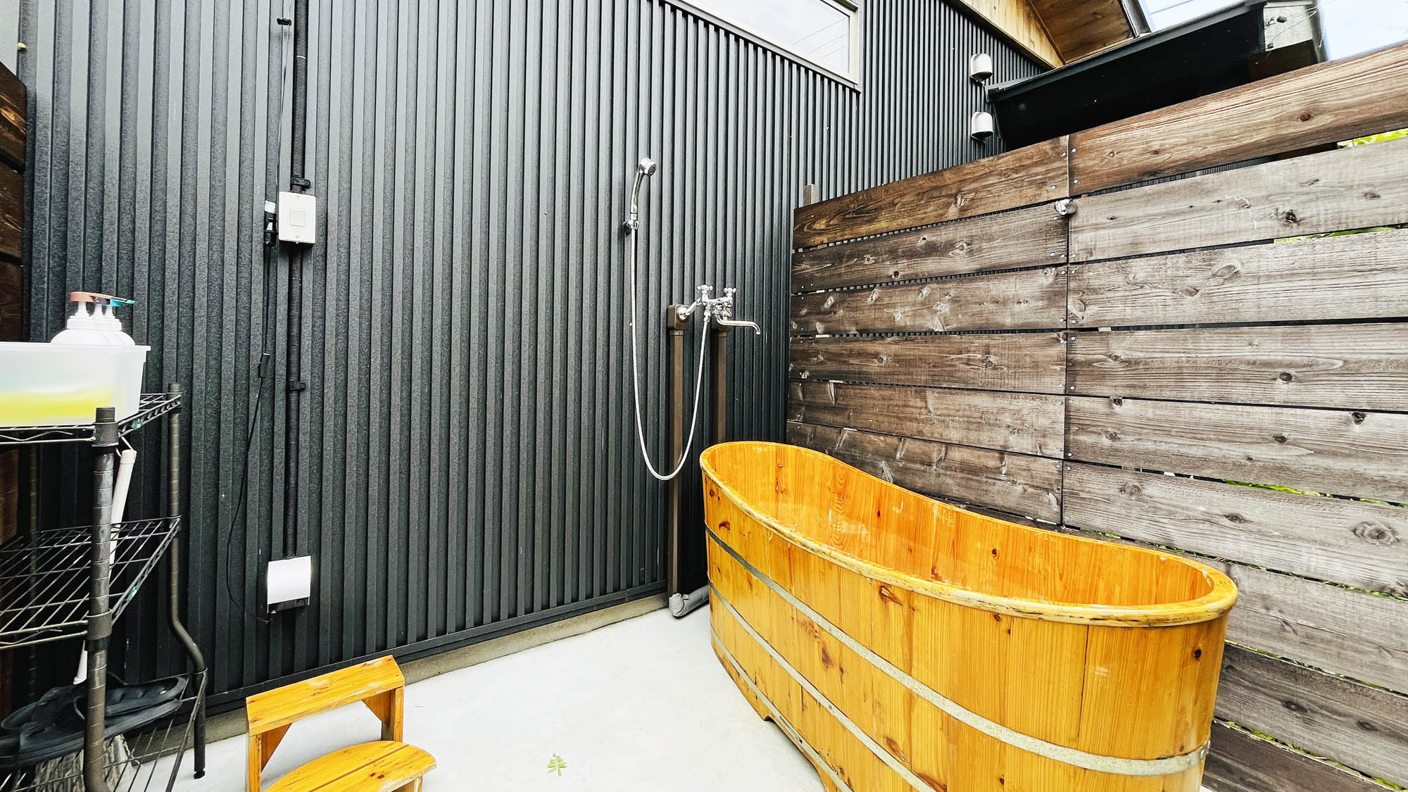 屋外露天風呂_ドッグランで遊んで疲れたらさっと浴びられるシャワーと露天風呂*