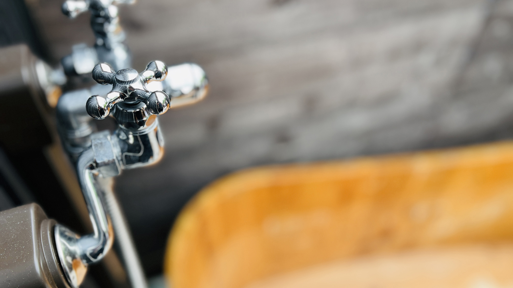 屋外露天風呂_ドッグランで遊んで疲れたらさっと浴びられるシャワーと露天風呂*