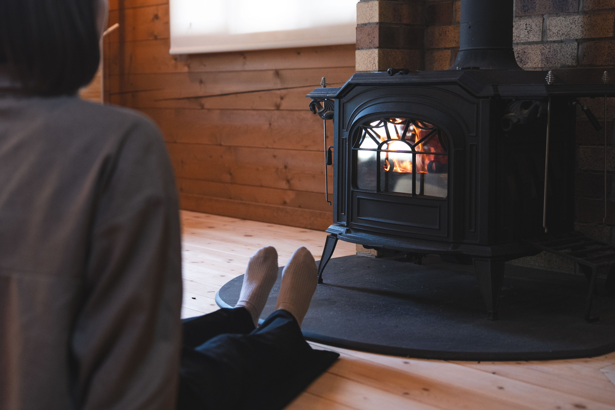 薪ストーブの揺れる炎で癒しの時間をお過ごしください。小さいお子様も安心のベビーゲート付き。