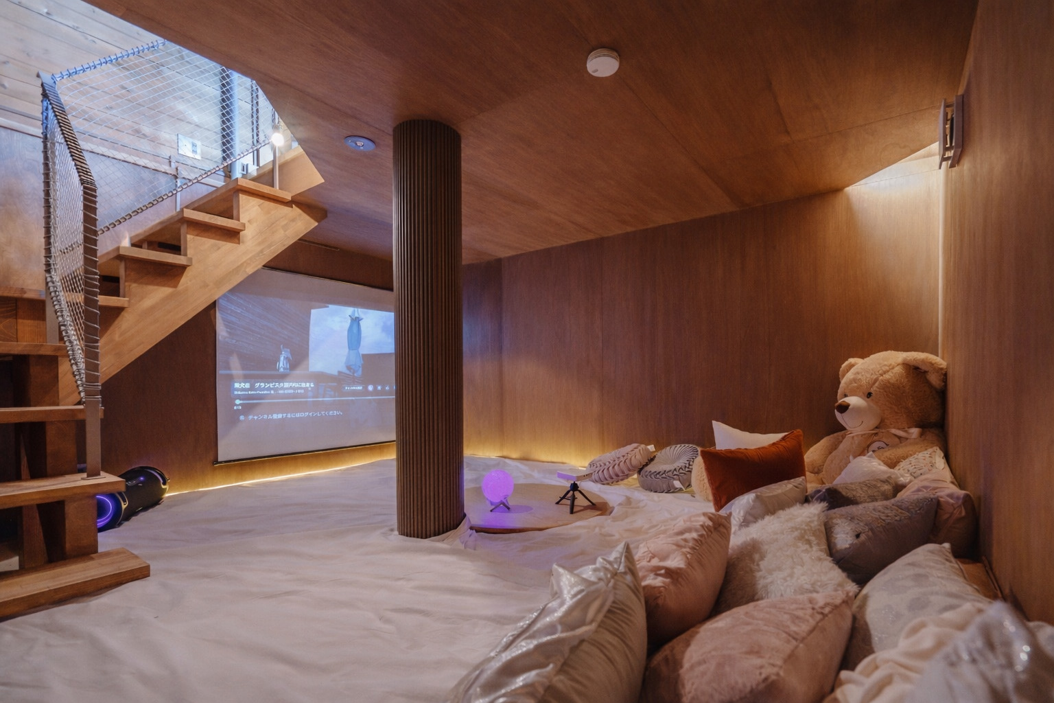 秘密基地のような地下室のシアタールーム。プロジェクターで映画鑑賞やゲーム♪（任天堂switchあり）