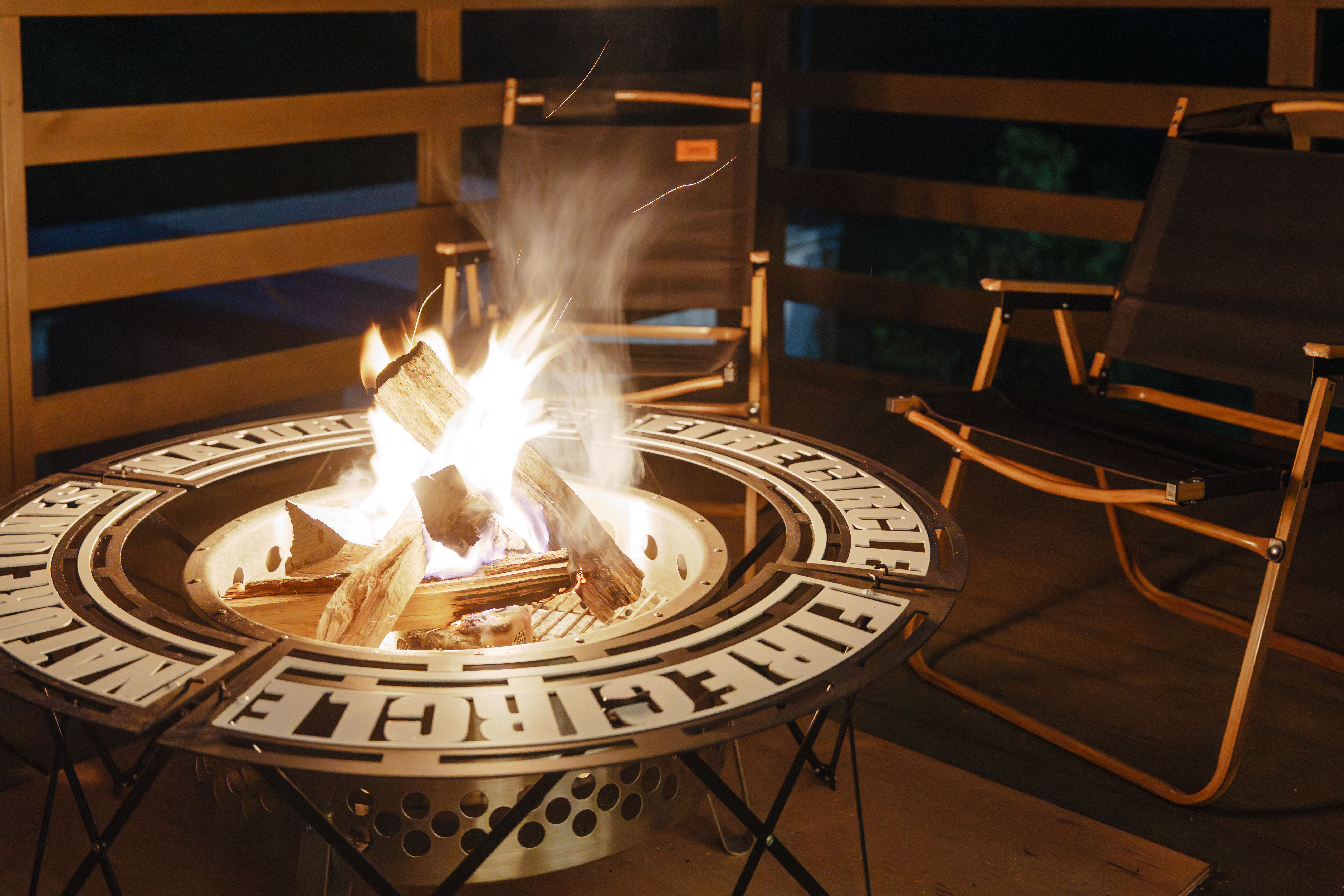 BBQスペースで焚火が可能。炎のゆらぎを見つめながら、静かな夜に浸れます。