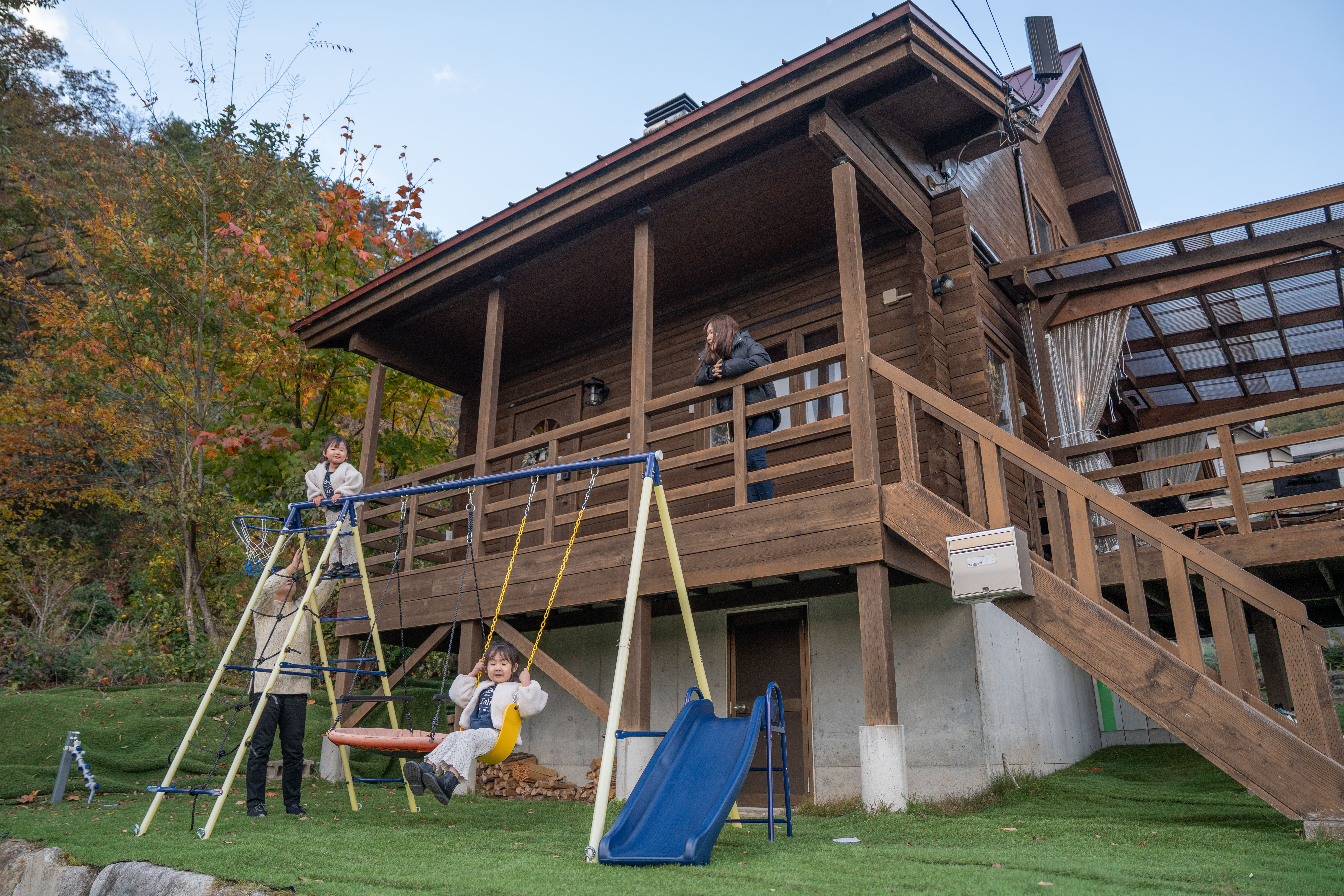 自然豊かな一棟貸切コテージ。日中は緑の景色、夜は星空。非日常の贅沢な時間をお過ごしください。