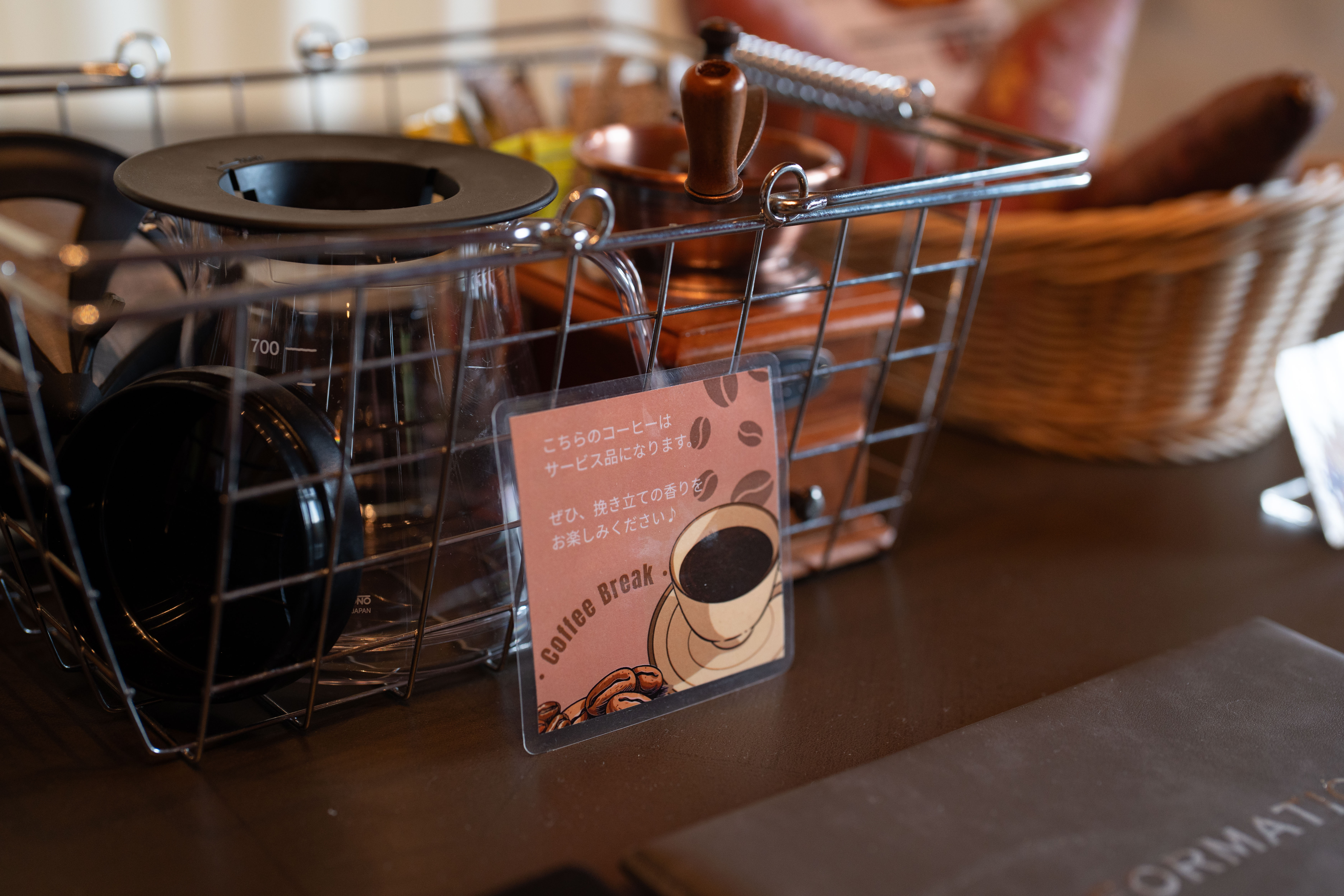 コーヒーのサービス。挽きたての香りをお楽しみください。