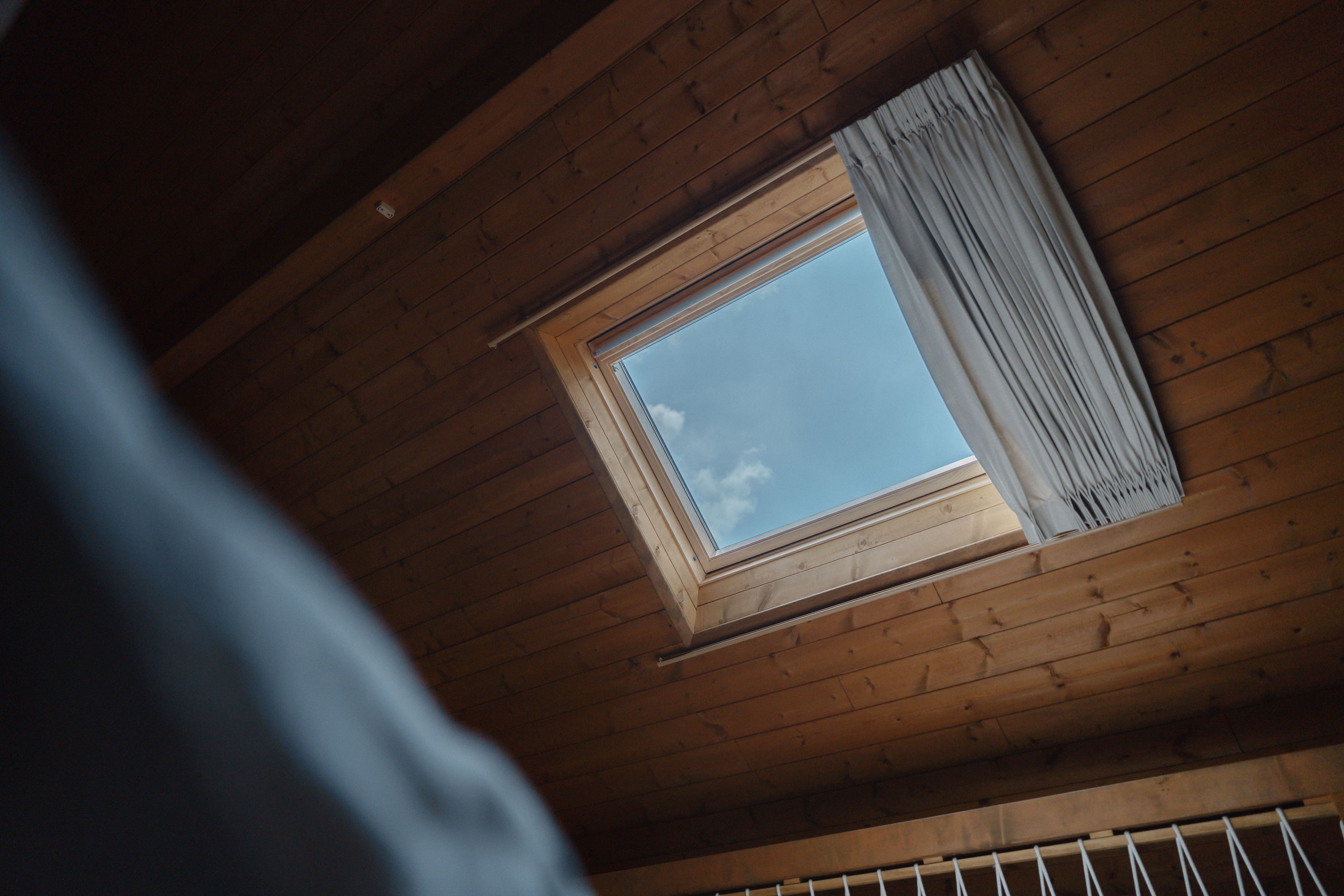 寝室天窓からの景色。