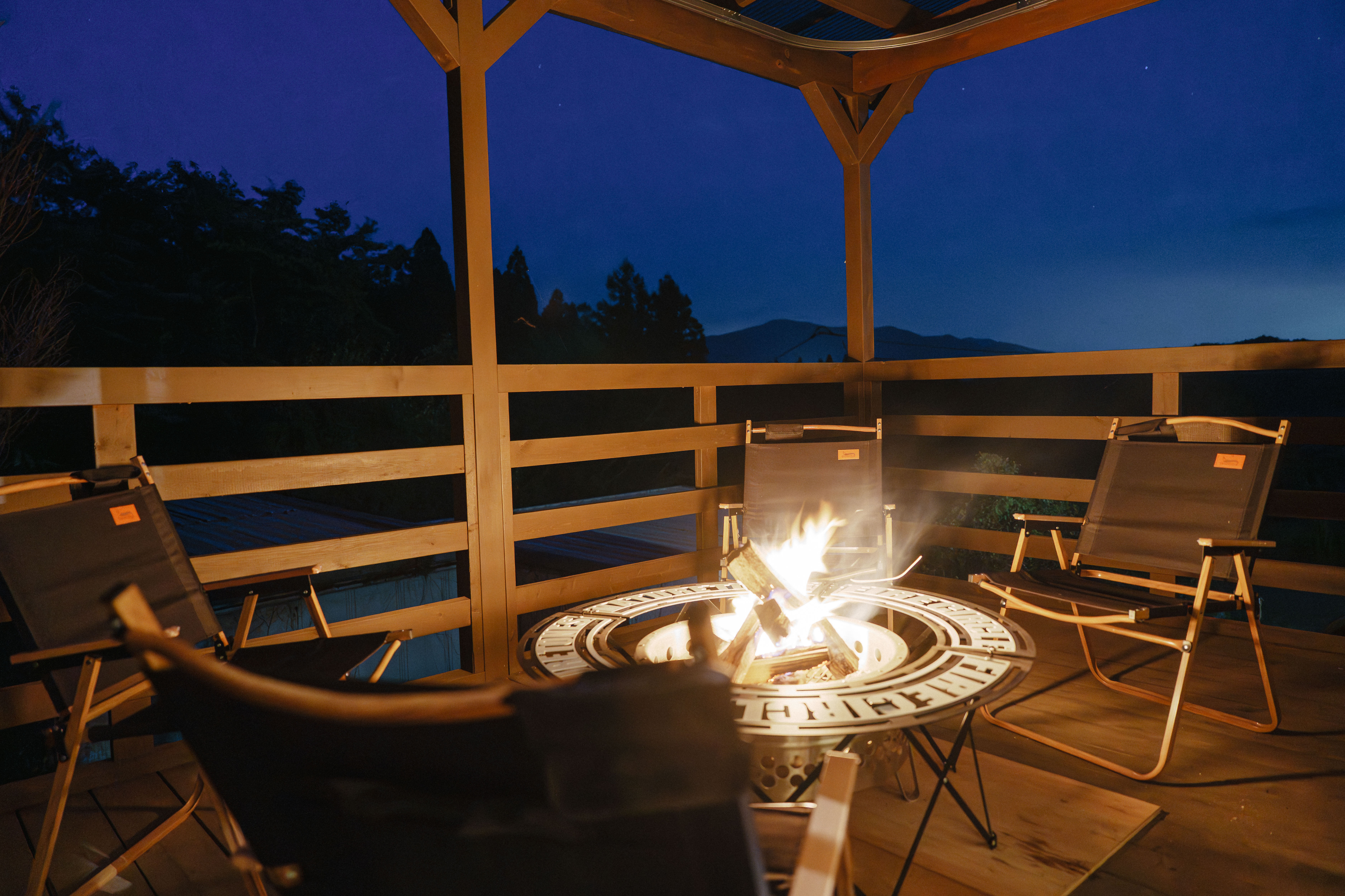 BBQスペースで焚火が可能。炎のゆらぎを見つめながら、静かな夜に浸れます。