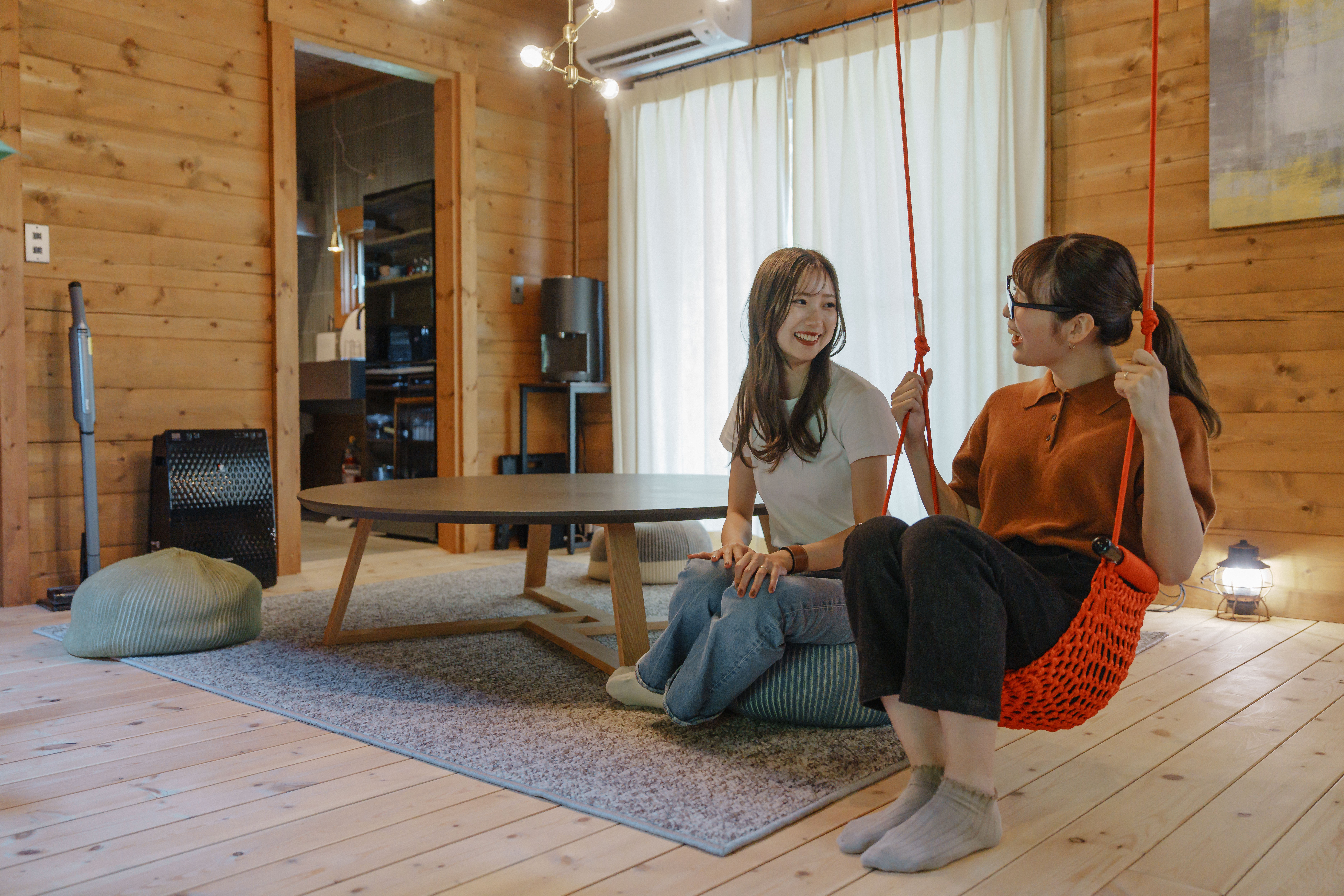 室内ブランコもある広々としたリビングルーム。