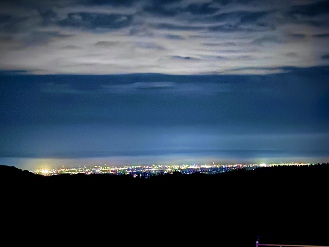 鷹羽鉱泉から望む夜景。静かな山里に広がる光のきらめき。
