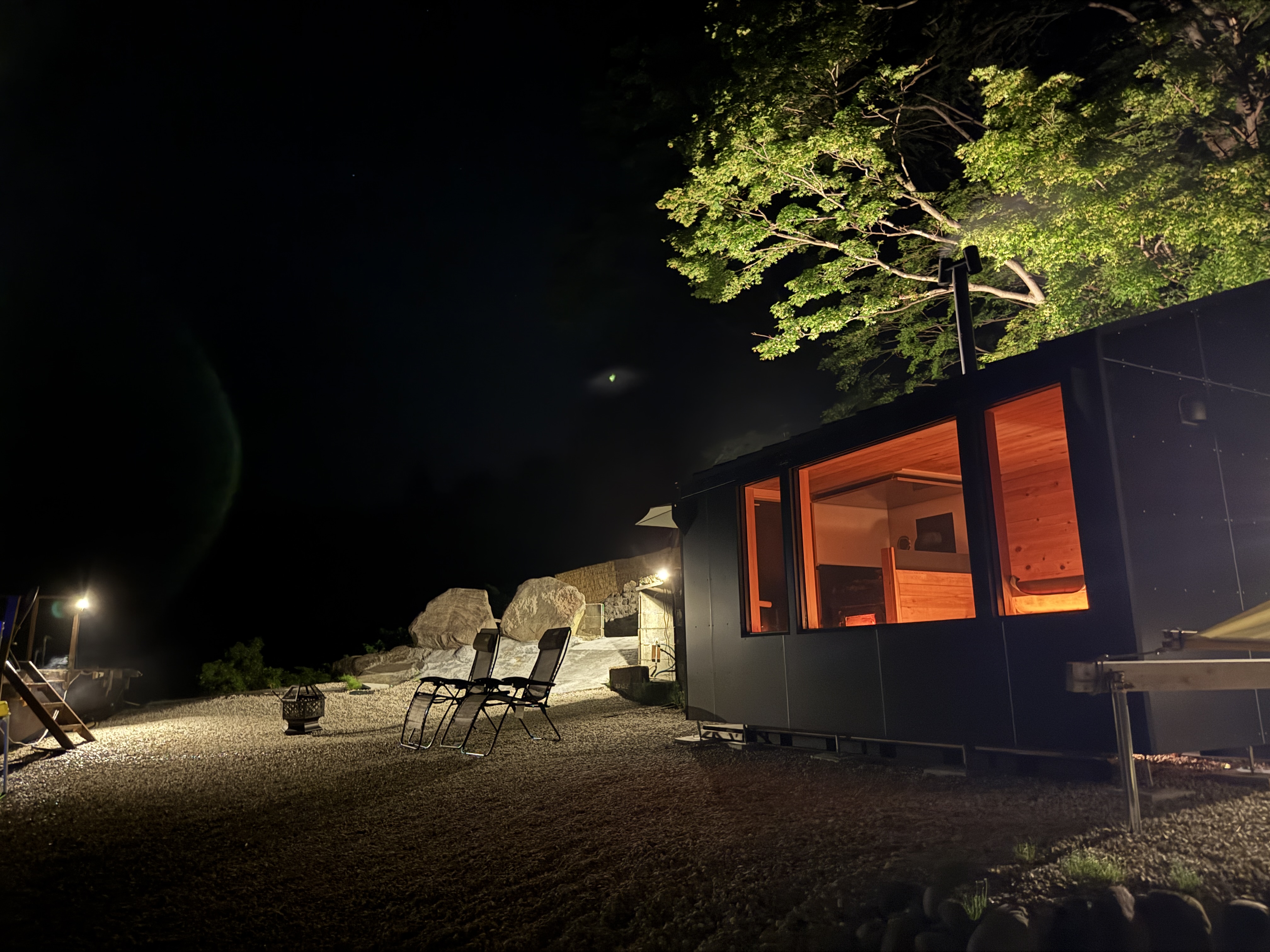 ヒノキ造りの屋外サウナ室。薪のはぜる音を聞きながら、絶景を楽しみつつととのえます