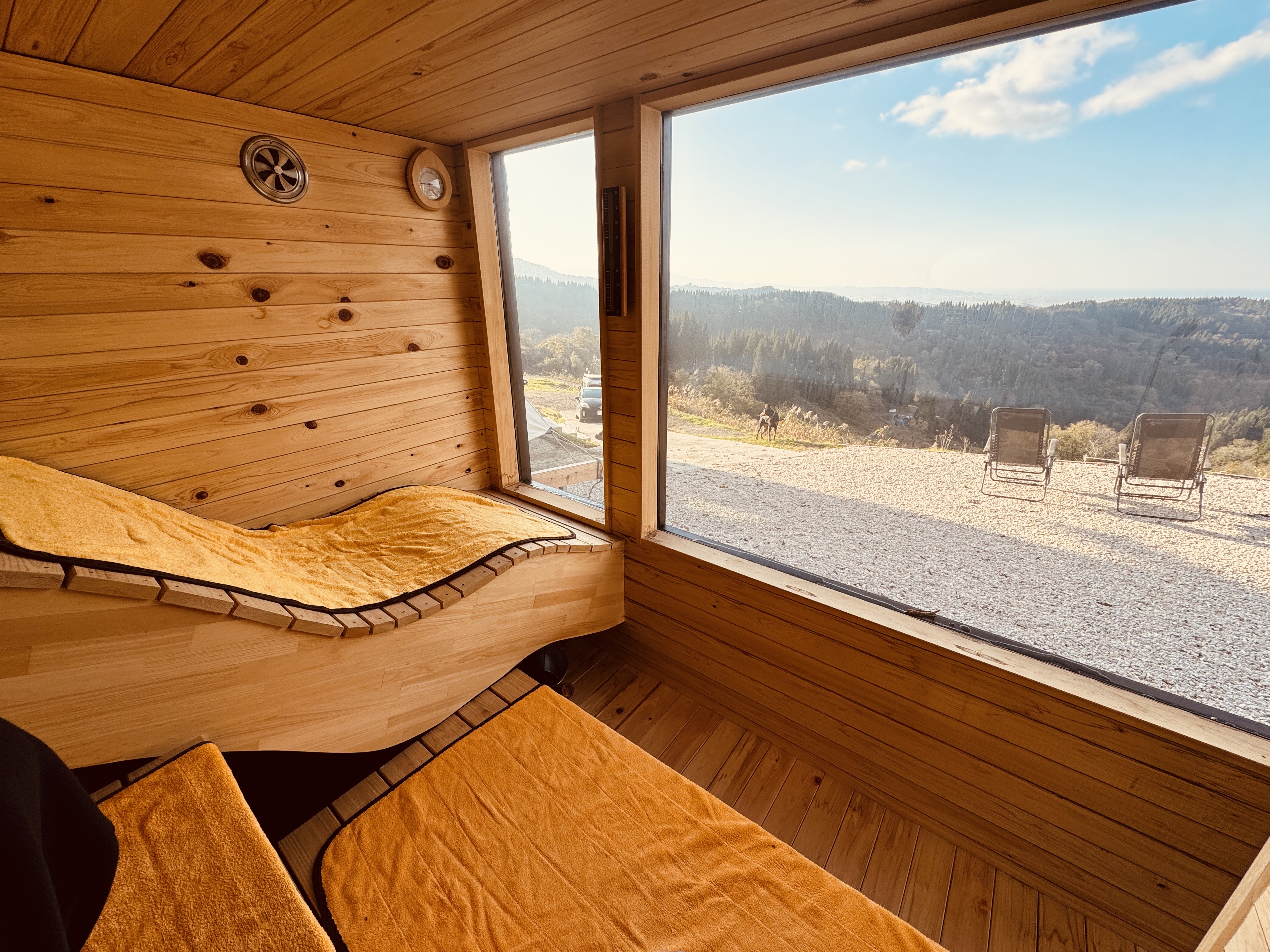 一面がラス張りの開放的なサウナ室からは、雄大な自然を眺めながら汗を流せます。