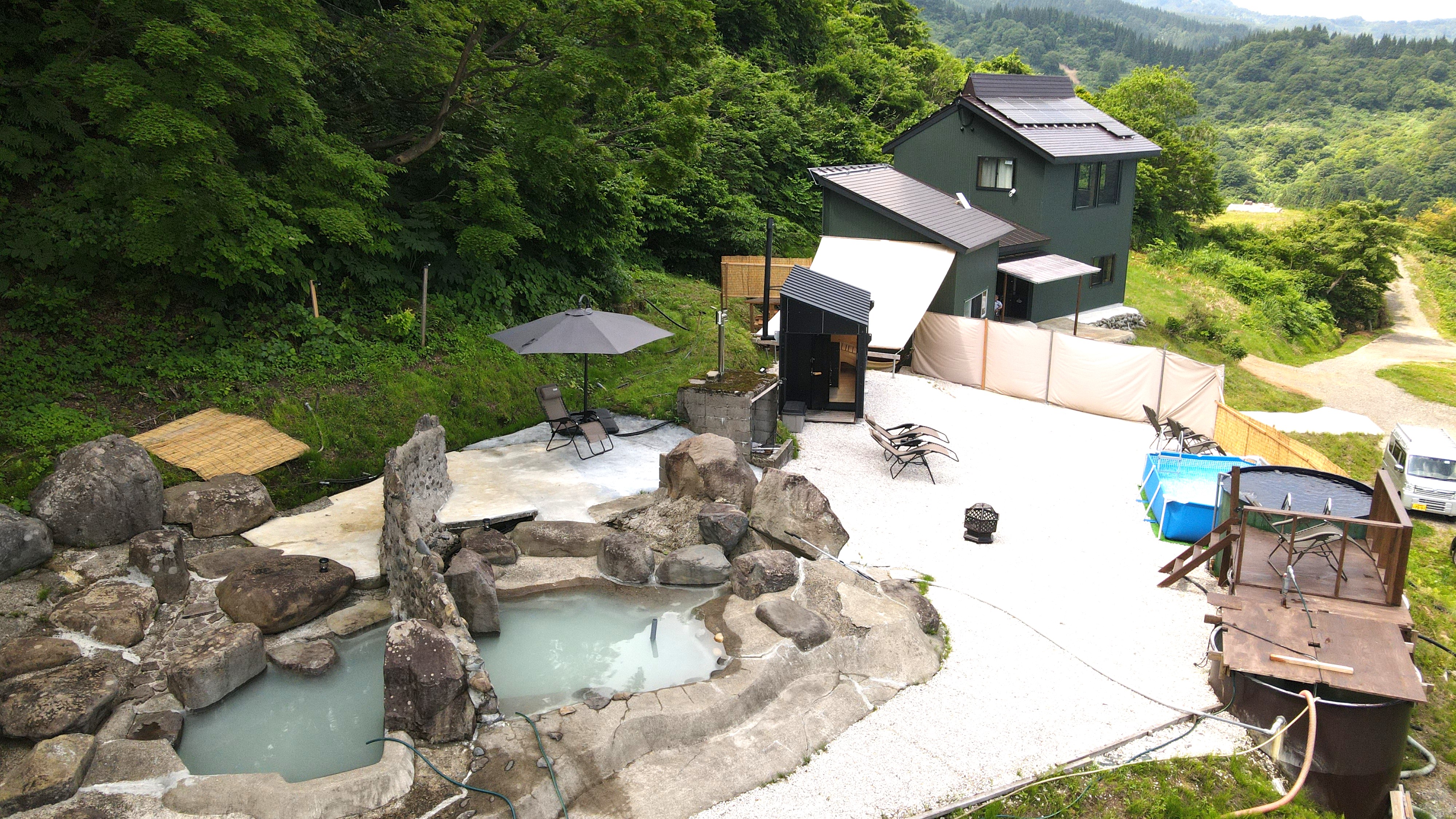 濃厚硫黄泉の露天風呂・湧き水を使用した水風呂・薪ストーブ式サウナ・2024年リノベーションの宿泊棟