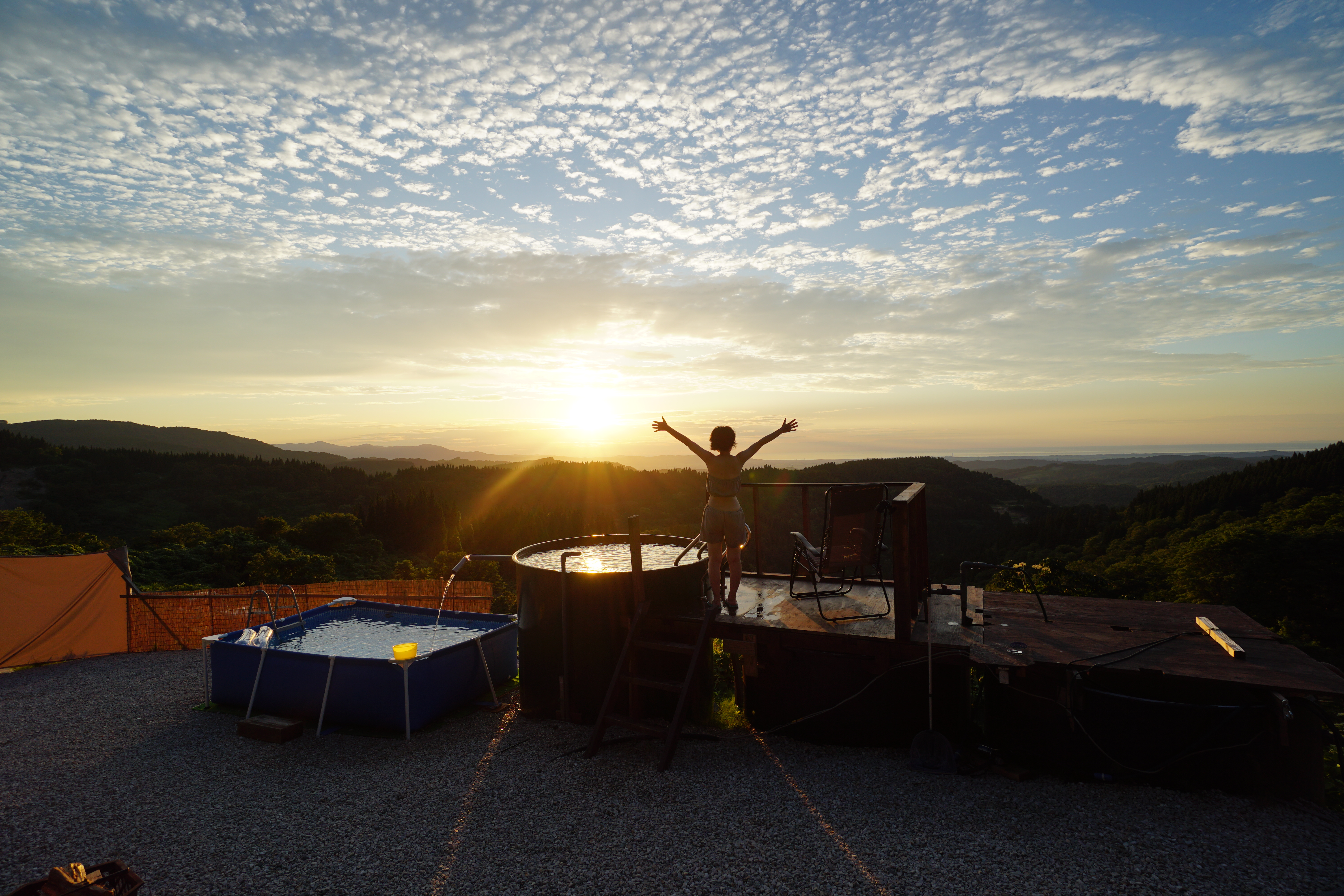 一日の終わりに日本海に沈む夕日を眺めながら、極上の水風呂体験を