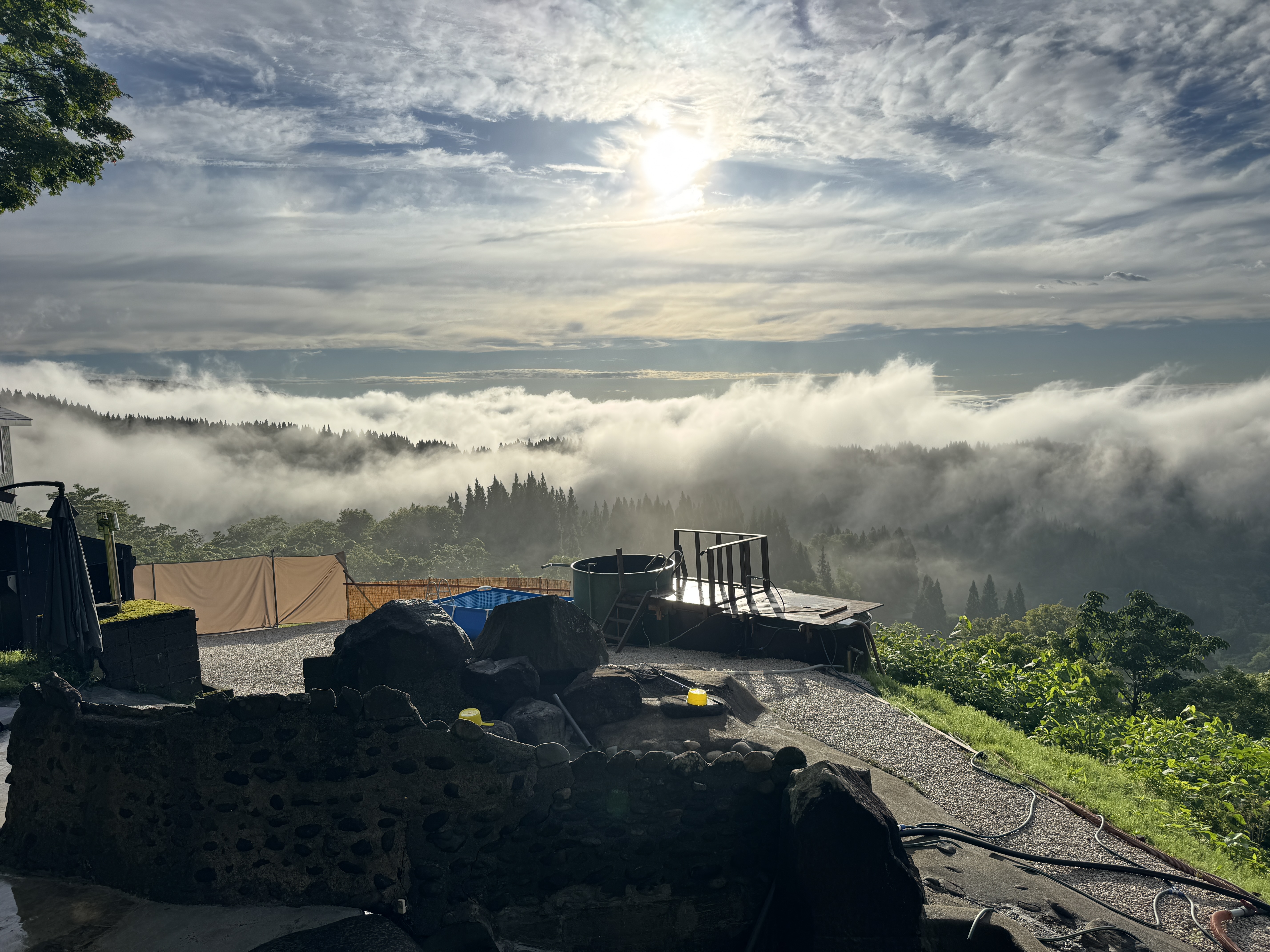 鷹羽鉱泉から見渡す雲海。気象条件がそろった時だけ現れる幻想的な瞬間。