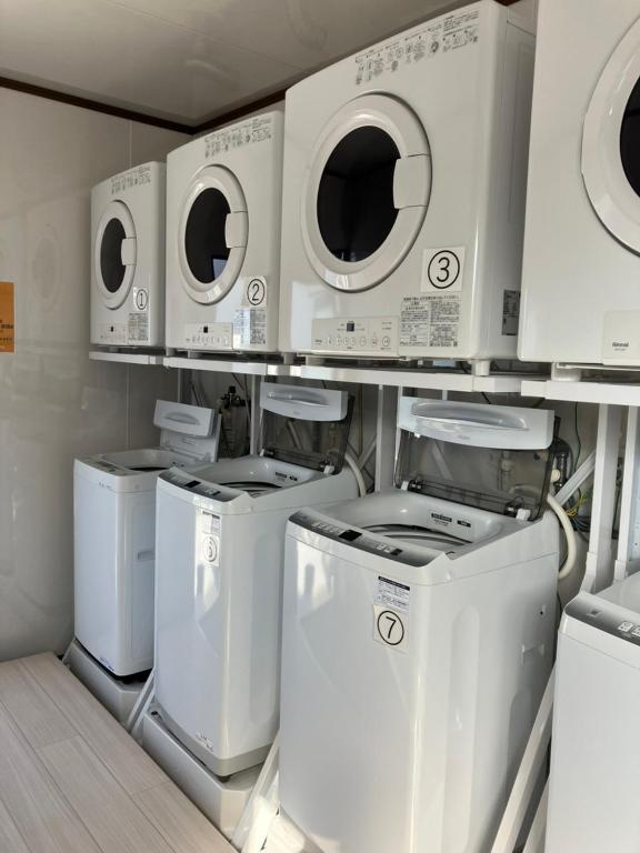 長期滞在にも便利！２４時間ご利用いただけるランドリールームを完備しております。