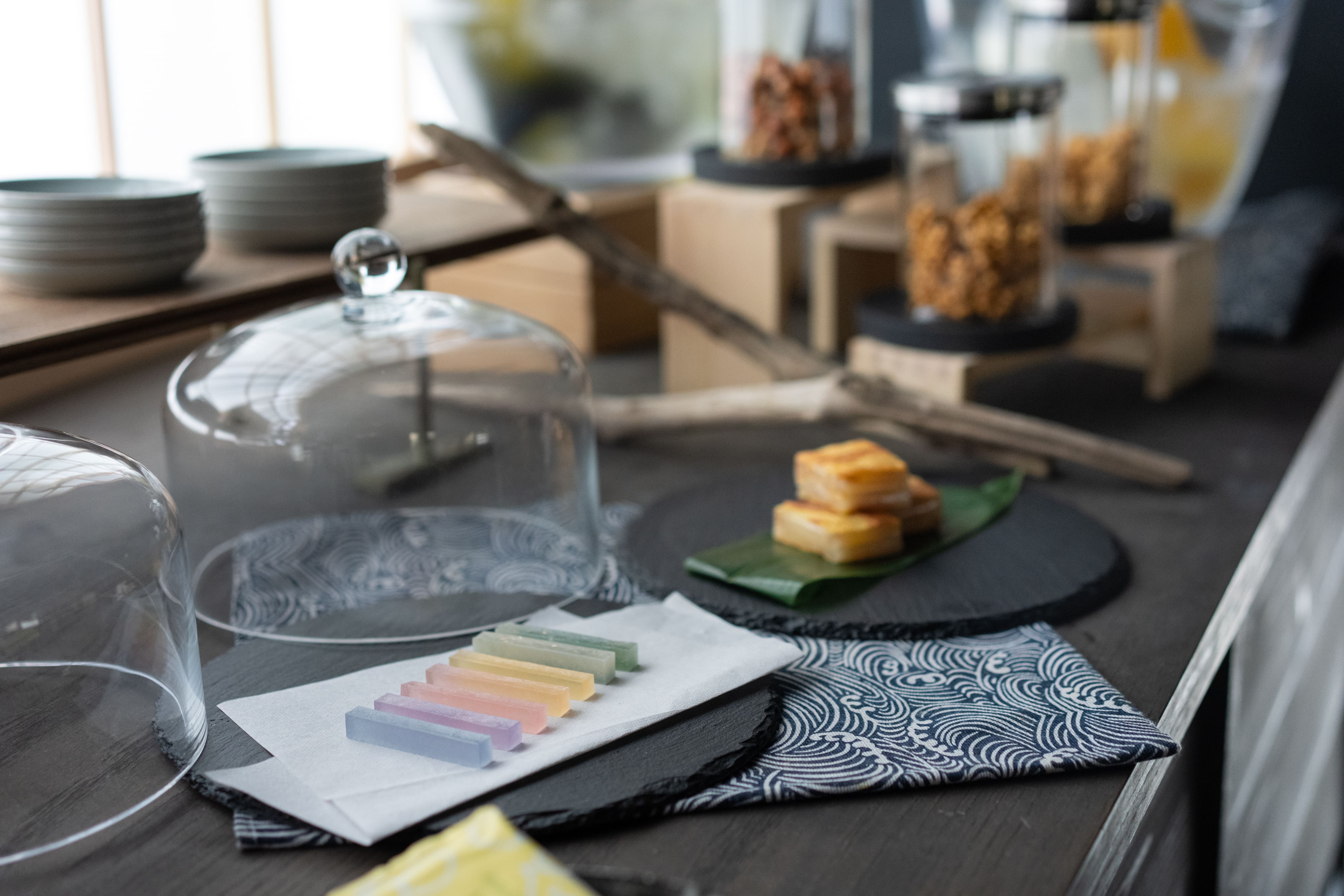 京都老舗のお菓子やおつまみ、ドリンクが楽しめる無料のラウンジ