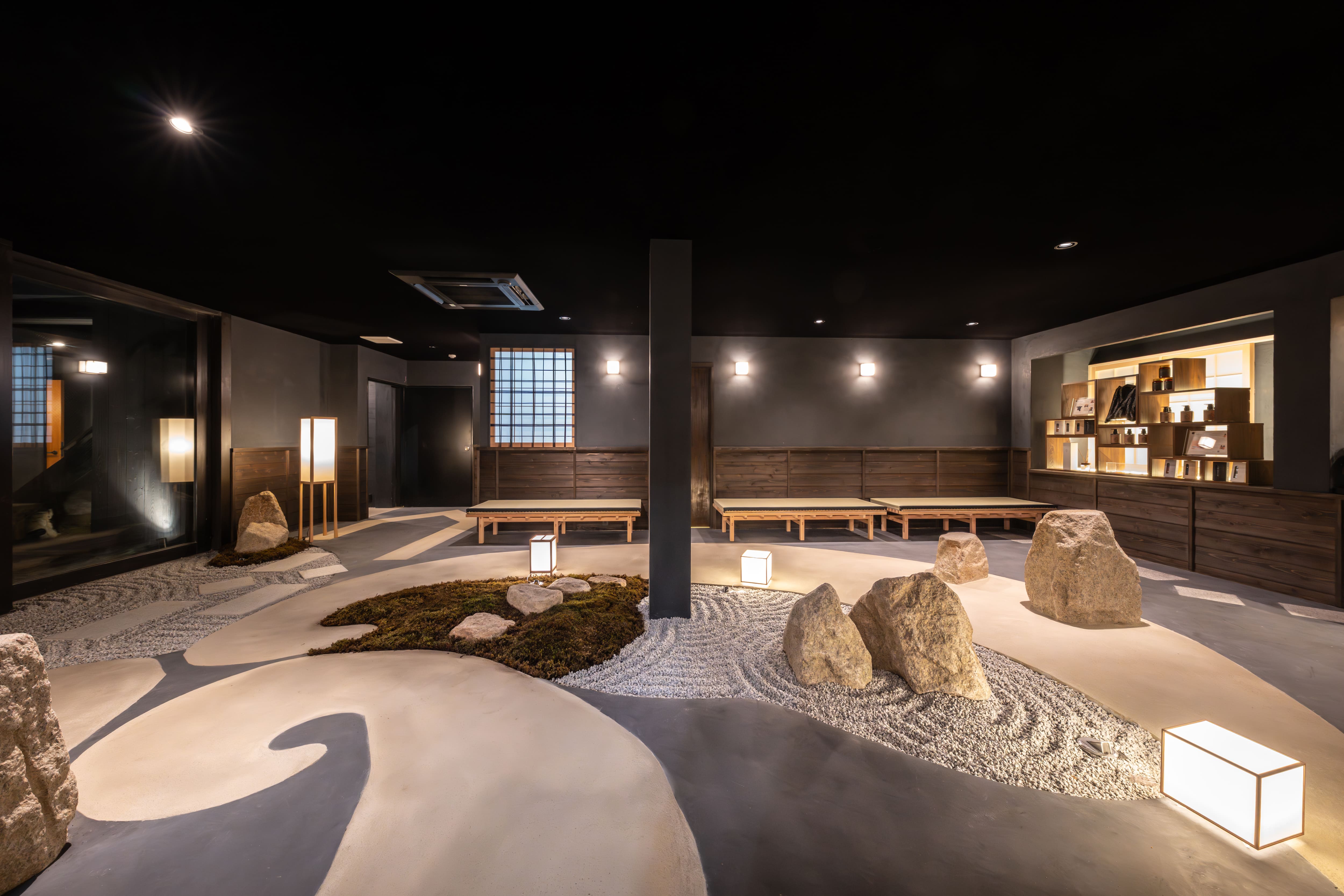 枯山水の石庭が広がるロビー