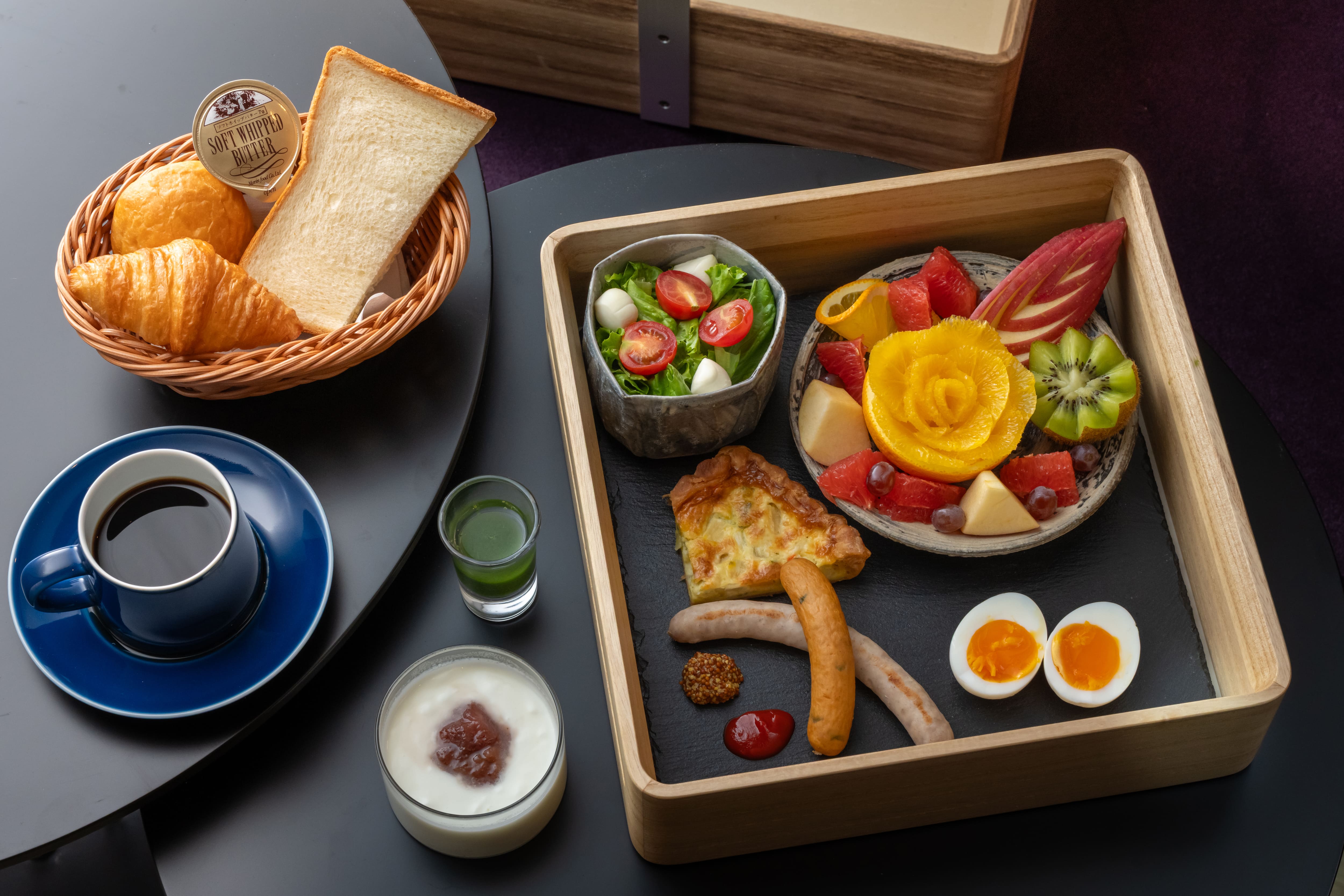 【選べるお部屋でのご朝食】彩り果実とソーセージの洋食プレート