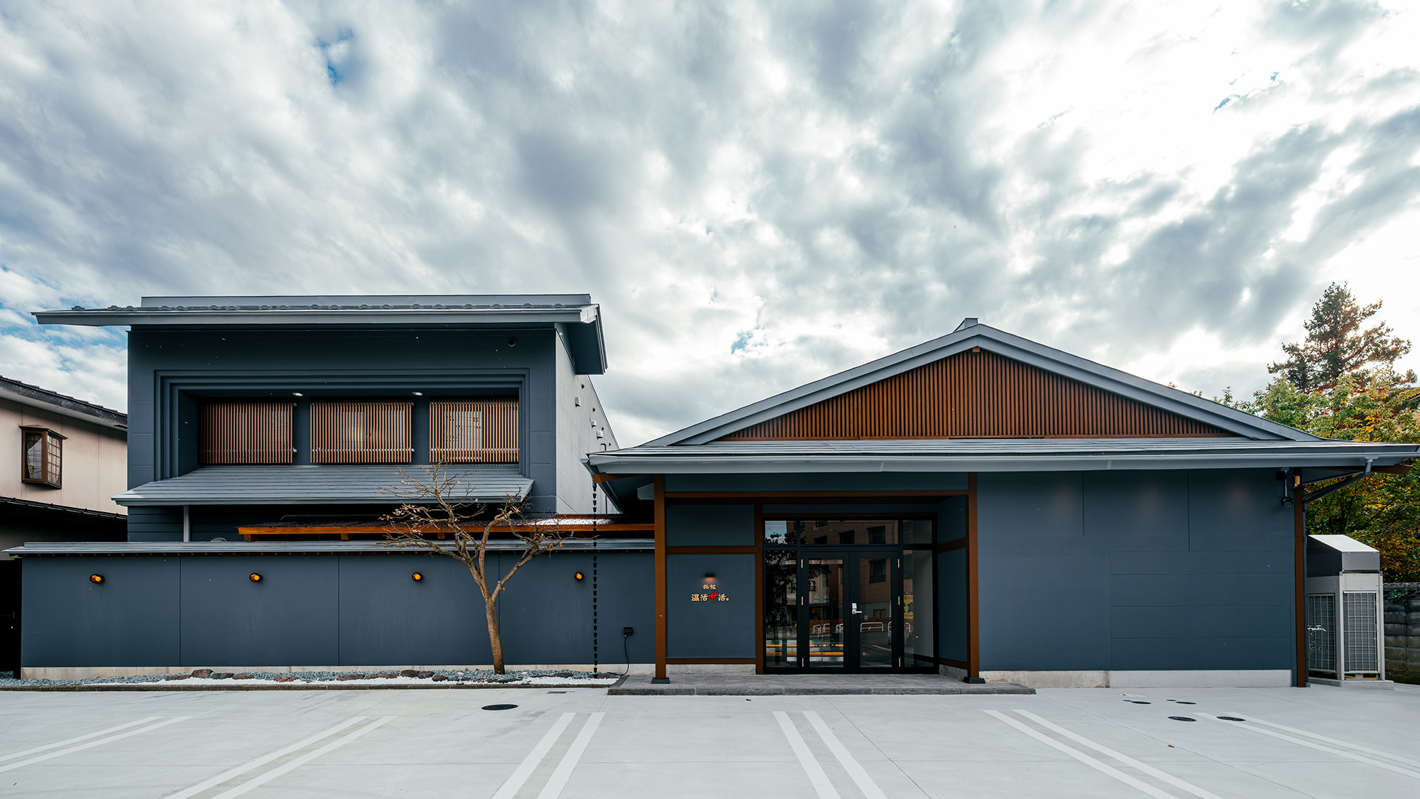 旅館の日中外観