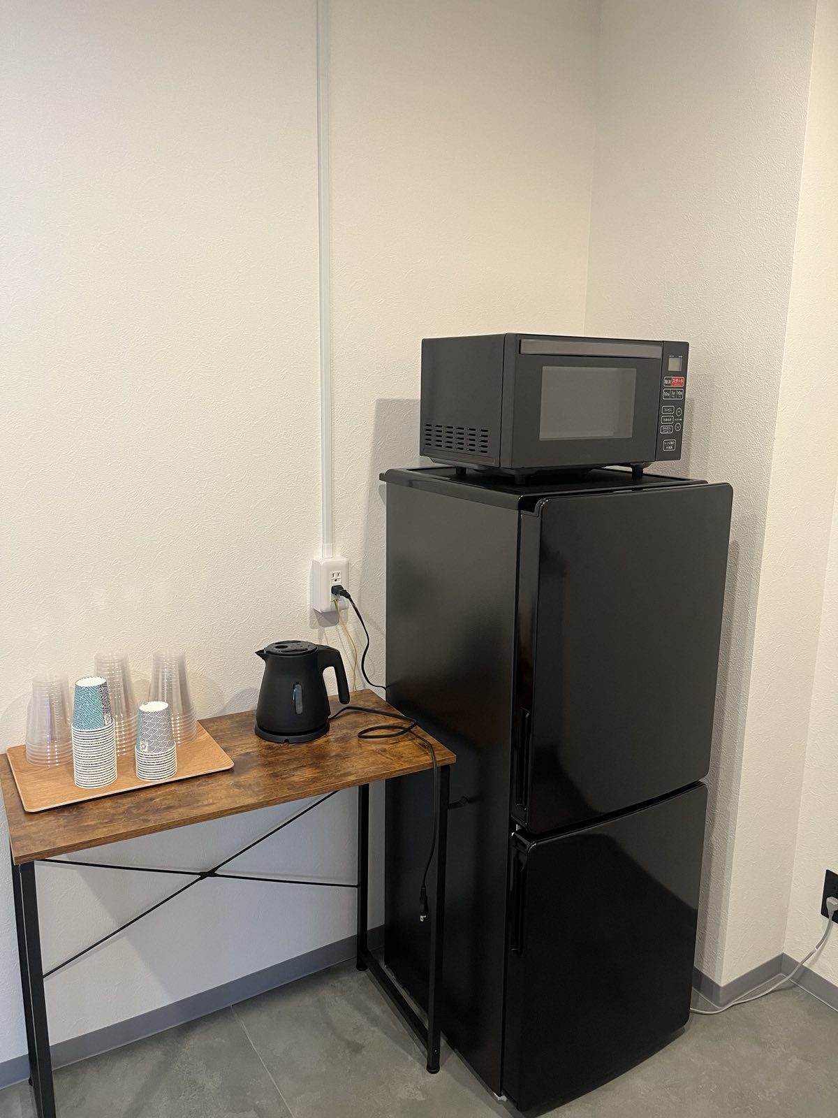 電子レンジ、電気ケトル、冷蔵庫