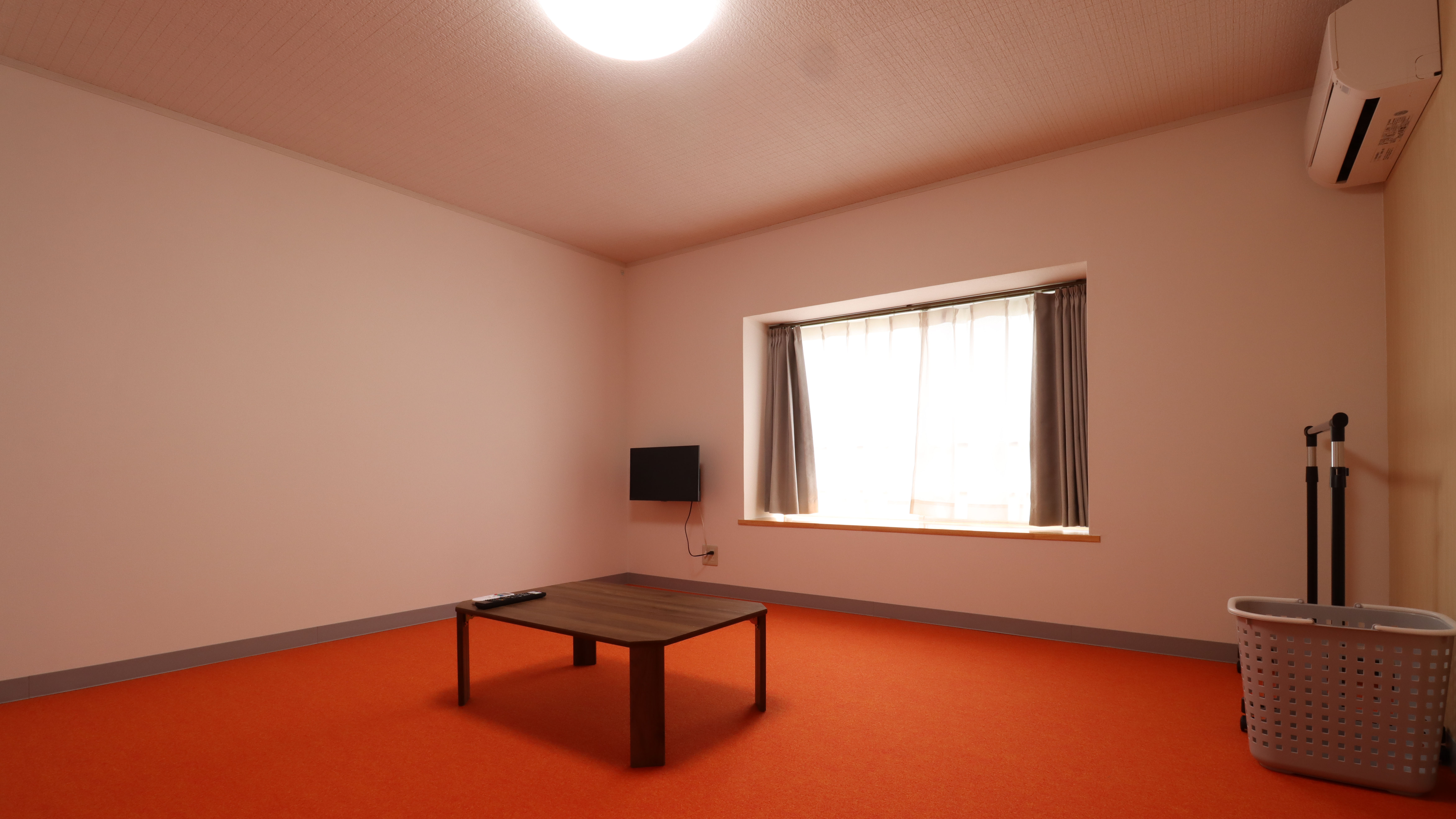 長期滞在に便利な洗濯カゴもあります