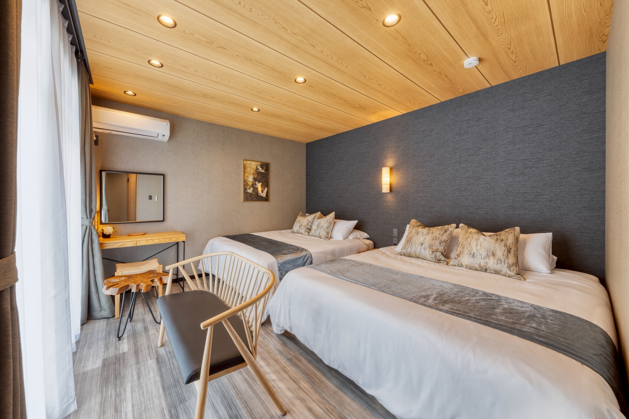 柔らかな照明と大きな窓から差し込む自然光が、心地よいリラックスタイムを演出します。 デスクやチェアも設置されており、読書やちょっとした作業にも便利です。