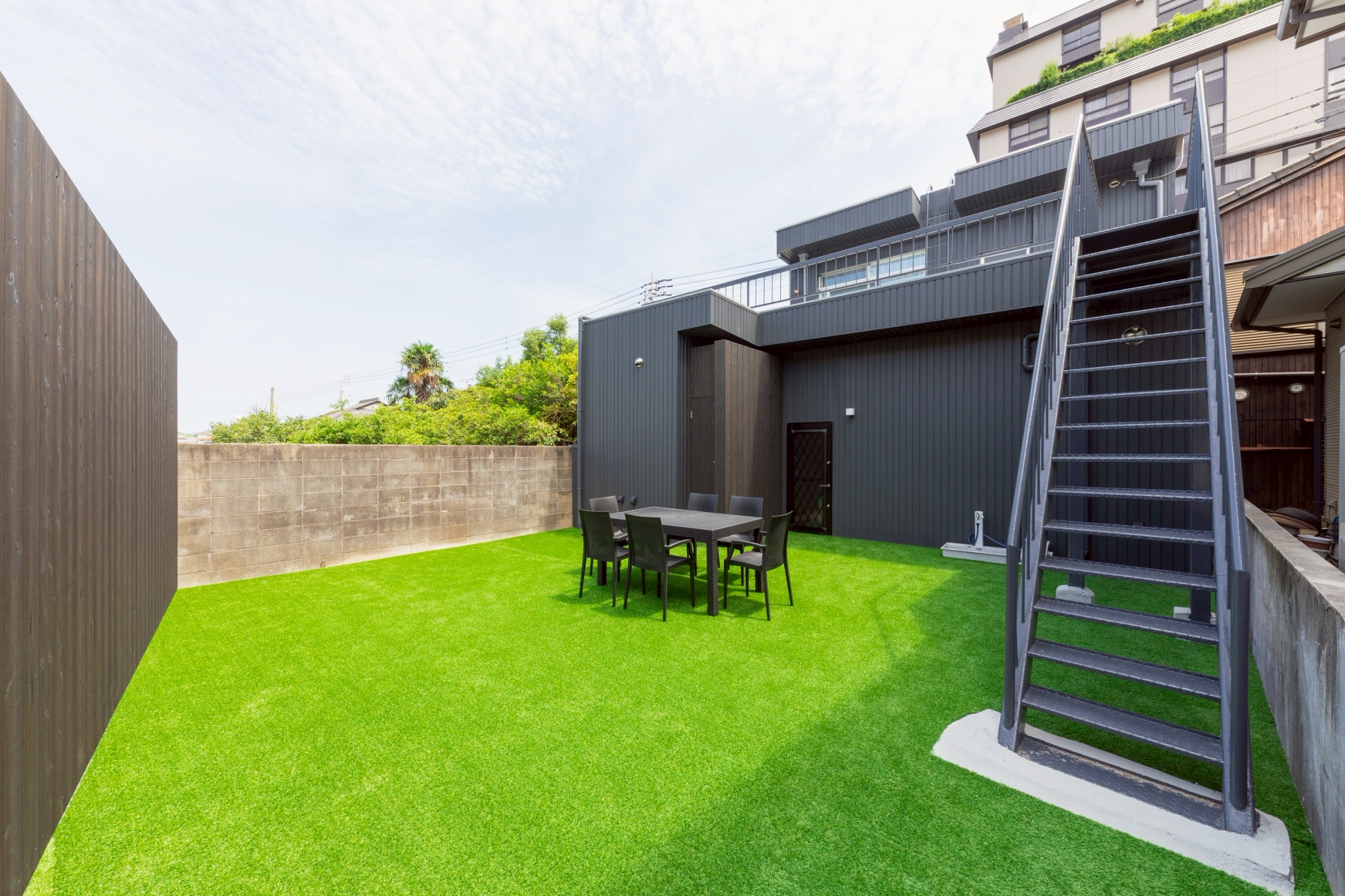 人工芝が敷かれた開放的な庭にはテーブル＆チェアが設置されており、青空の下でのんびりとお過ごしいただけます。 ご家族やご友人と一緒に朝食を楽しんだり、夕暮れ時に語らうひとときなど、屋外ならではのリラックスを満喫できます。 ドッグランとしても使用可能となっております。