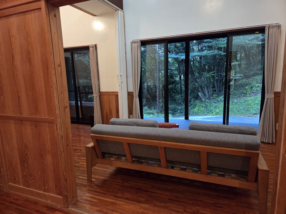 広々とした森の中の一軒家を一組に貸切る贅沢な宿。暮らすようにご宿泊いただけます。