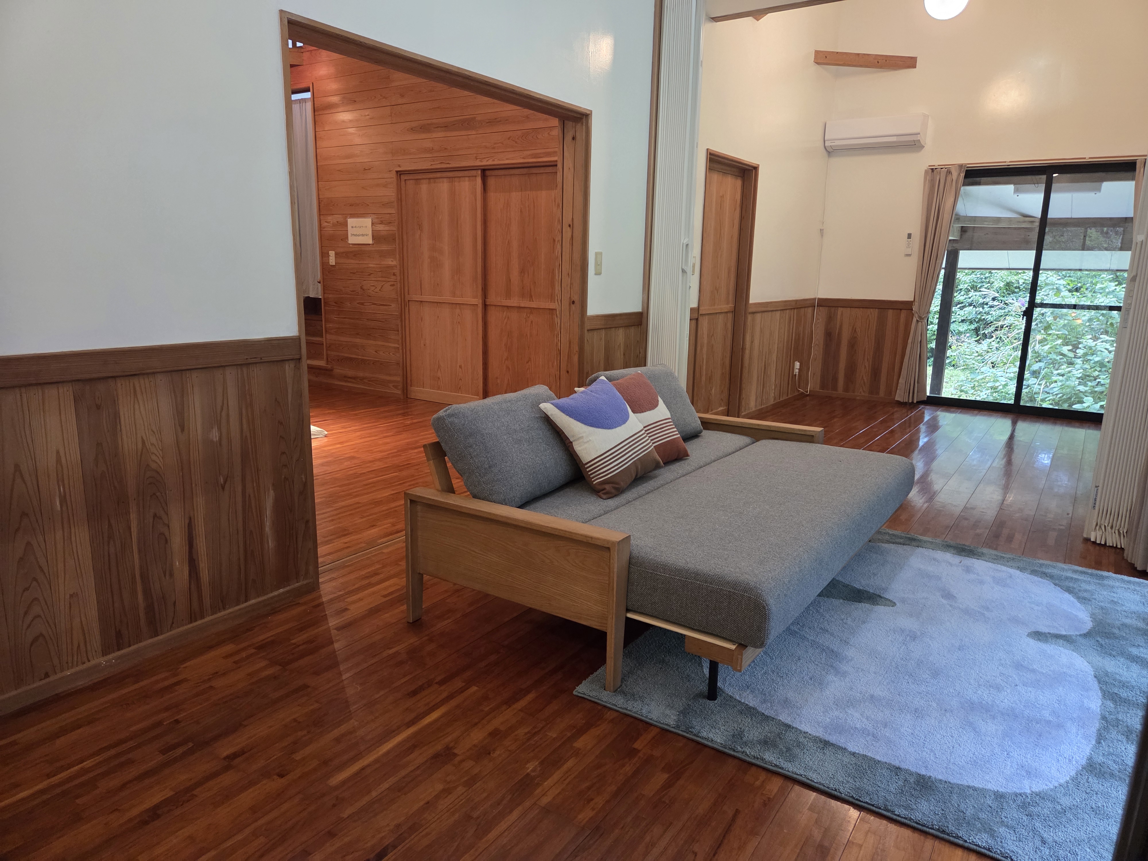 天空の森は、その名の通り高台の森に囲まれた場所にあります。窓の外にはきれいな緑の景色を見ることができます。 ゆったりお過ごしいただけるように、心地よいソファーを設置しております。