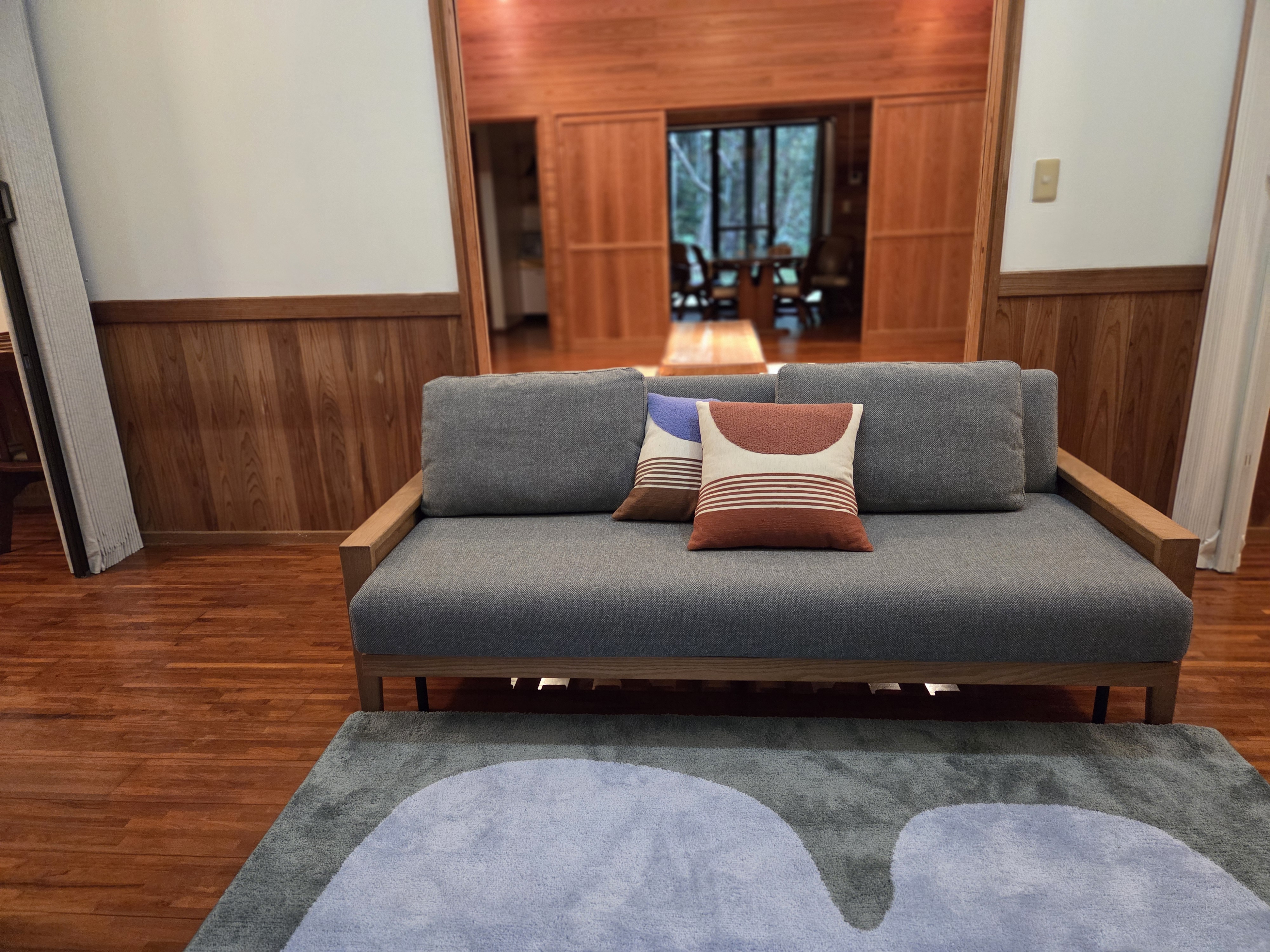 天空の森は、その名の通り高台の森に囲まれた場所にあります。窓の外にはきれいな緑の景色を見ることができます。 ゆったりお過ごしいただけるように、心地よいソファーを設置しております。