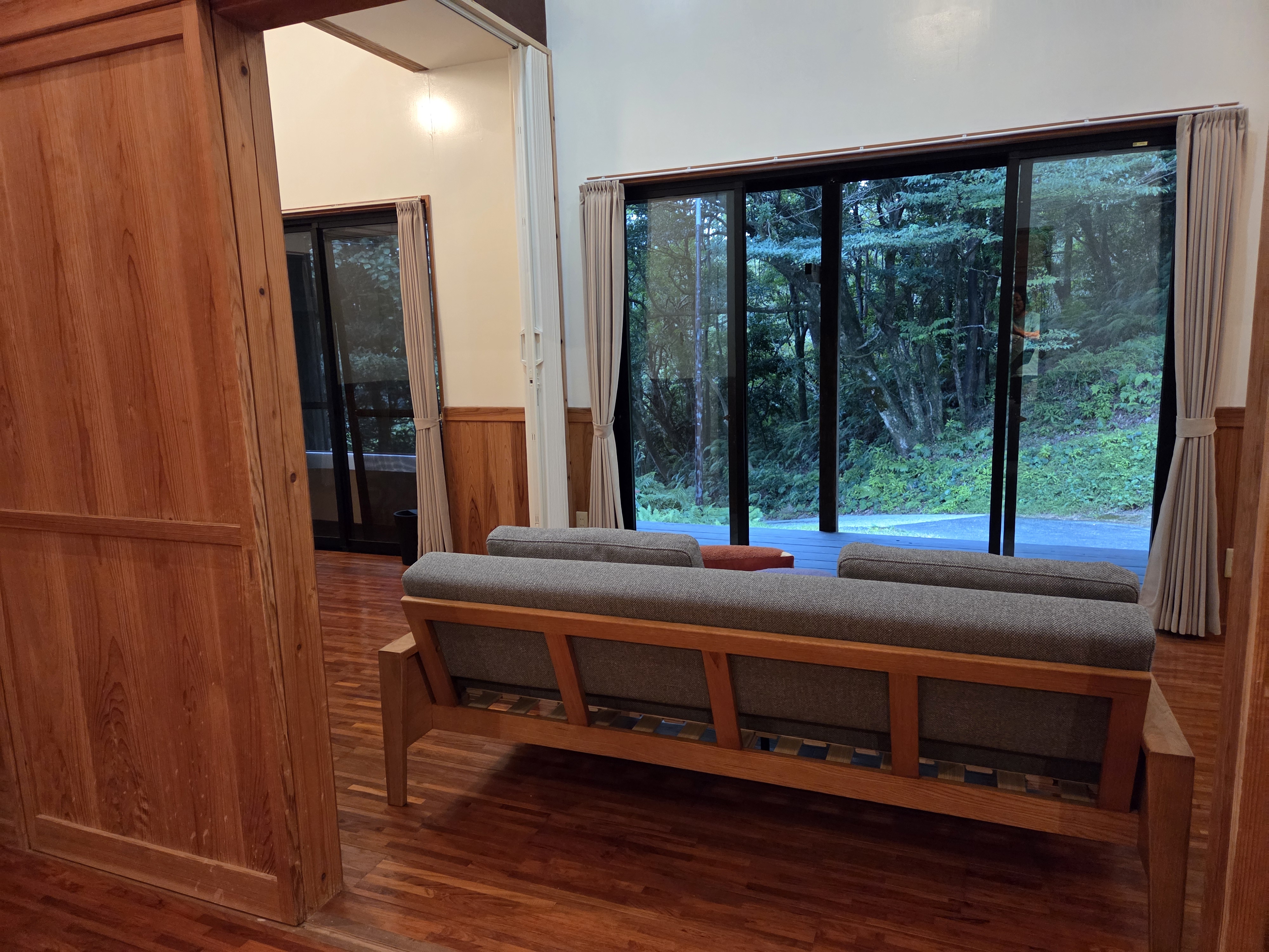 窓の外、緑を見ながらくつろげる空間