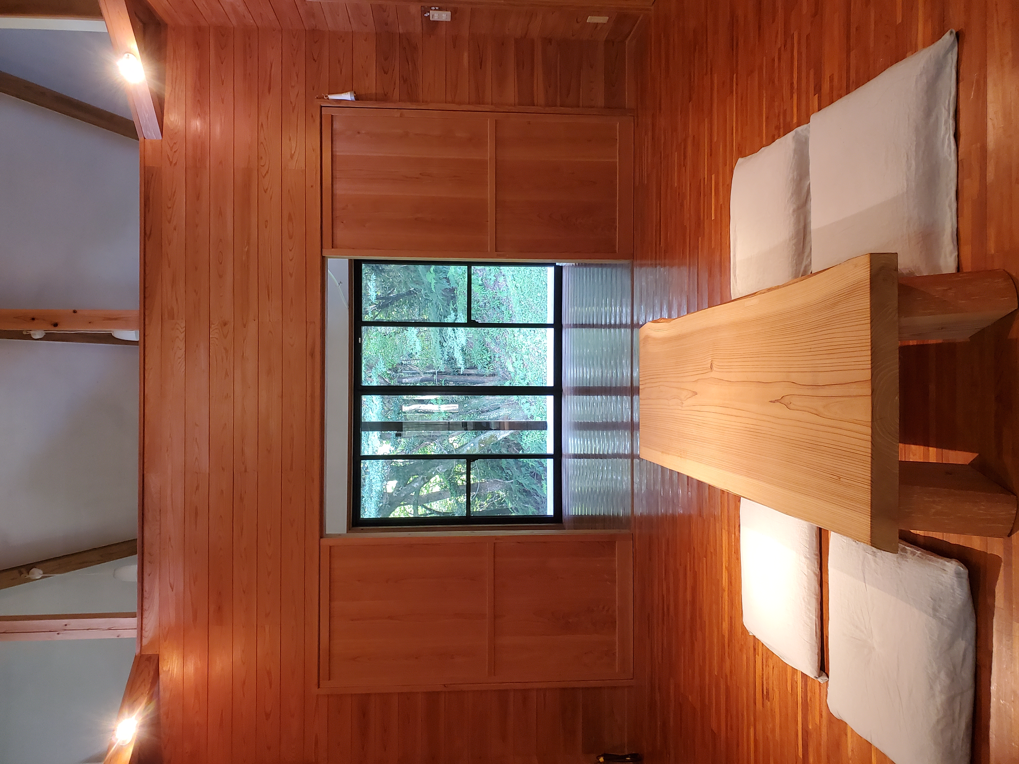 広々とした空間でゆっくり過ごすことができます。窓からは絵画のような緑の景色が広がっています。