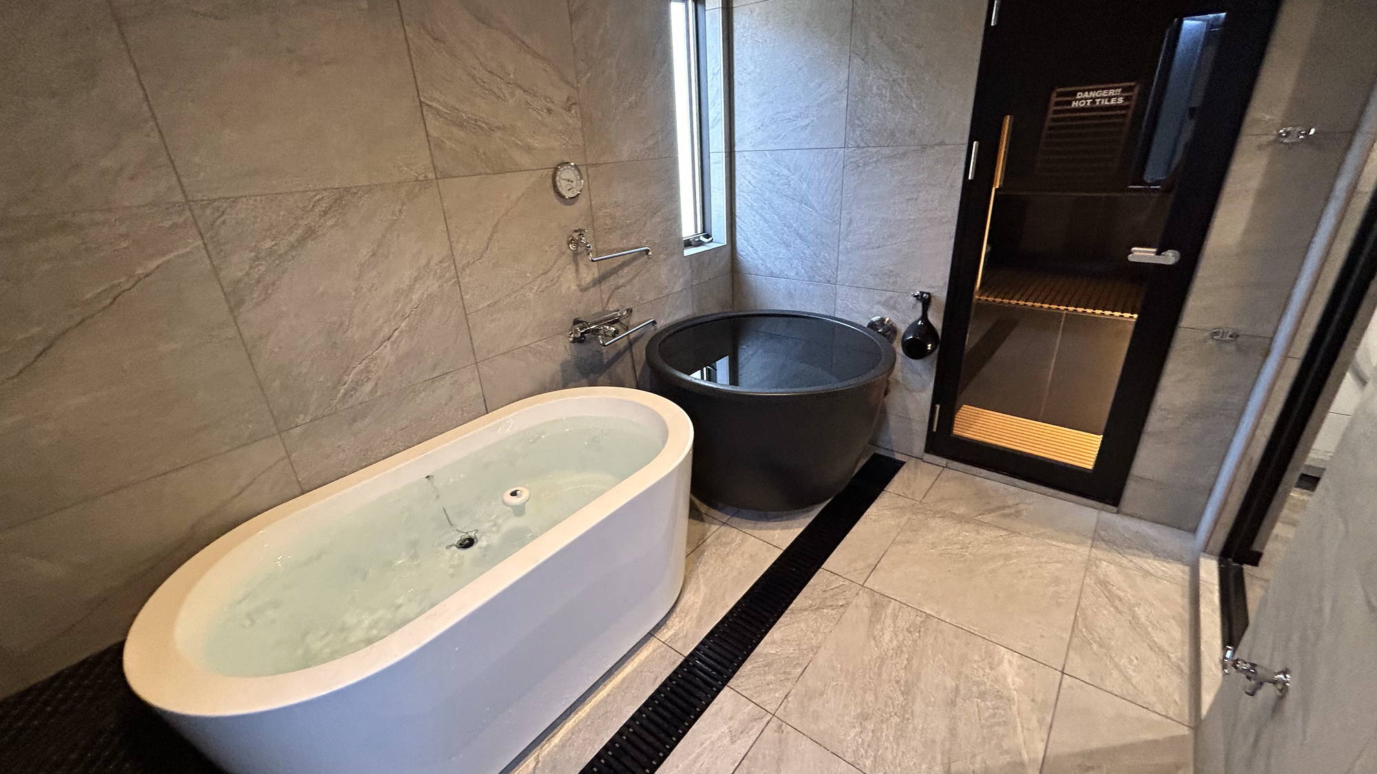 温浴槽と井戸水水風呂