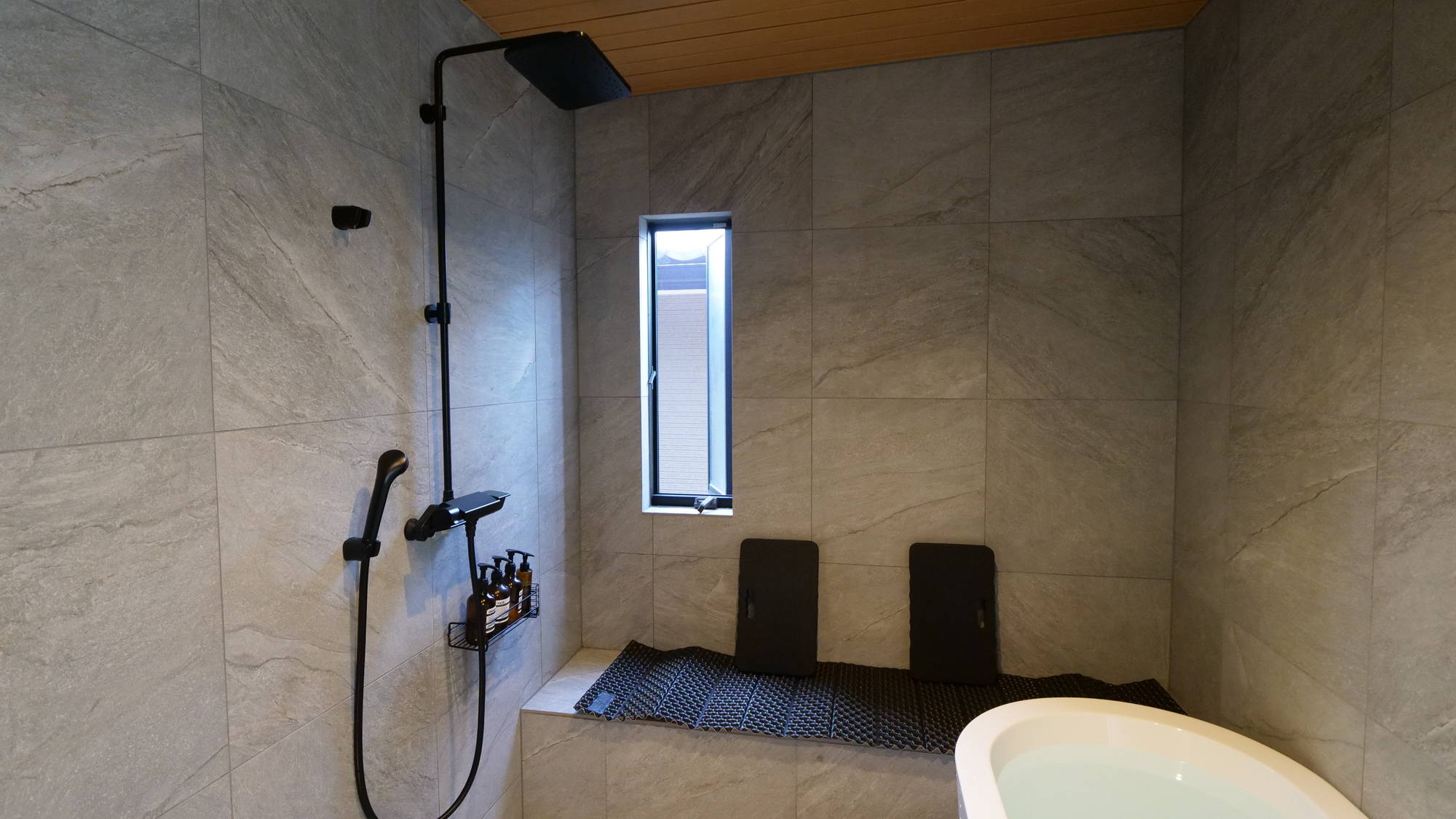 サウナ：シャワーブース・水風呂