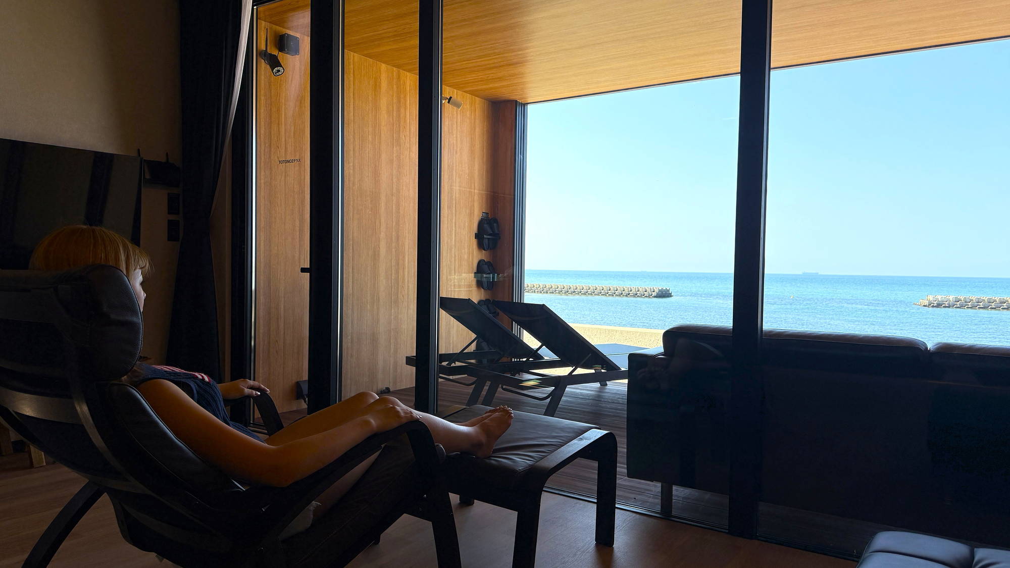 海を眺め、波音に癒されるひととき