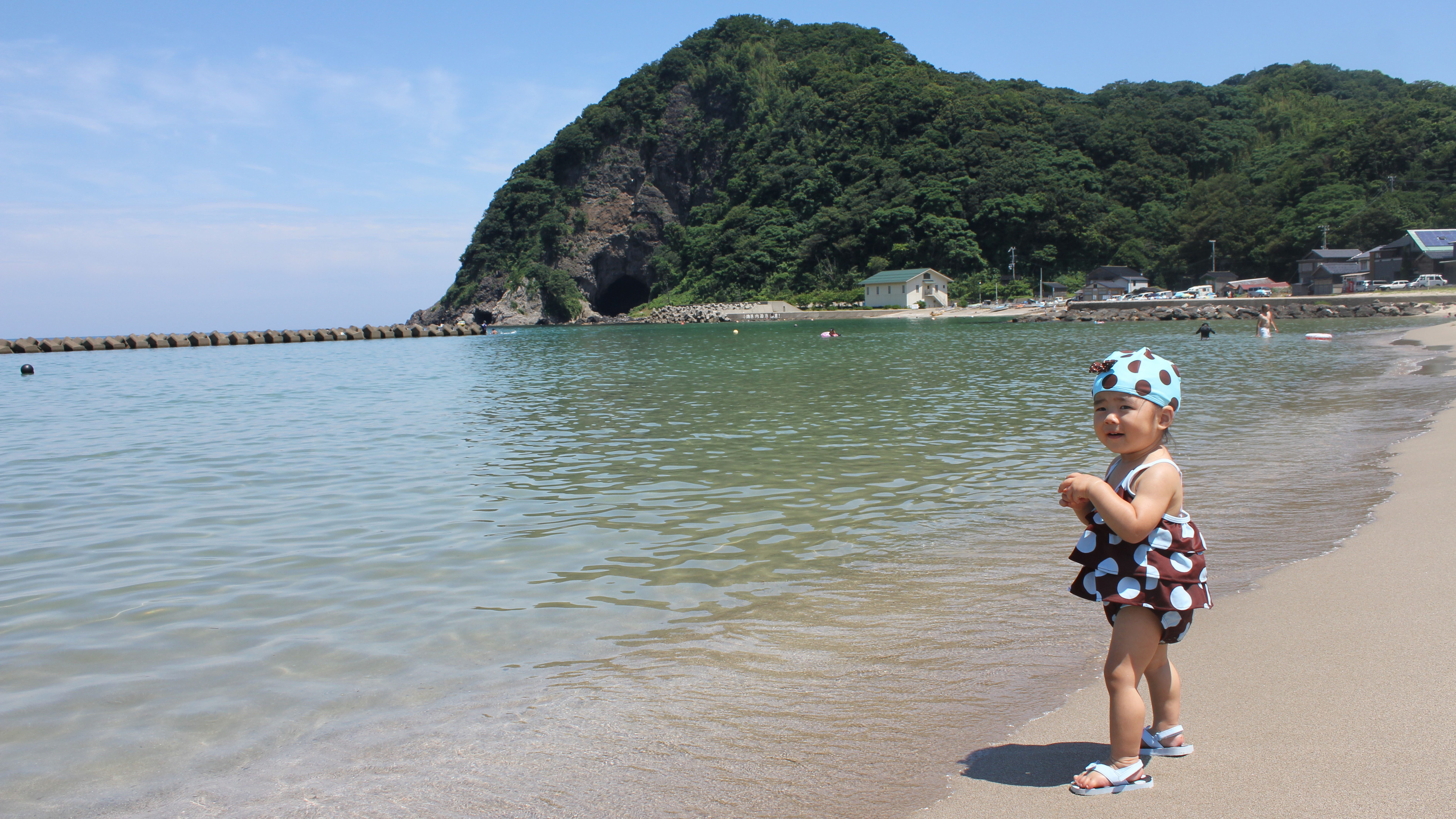 【切浜海水浴場】岩場もあり、家族連れ、若者に人気があります♪