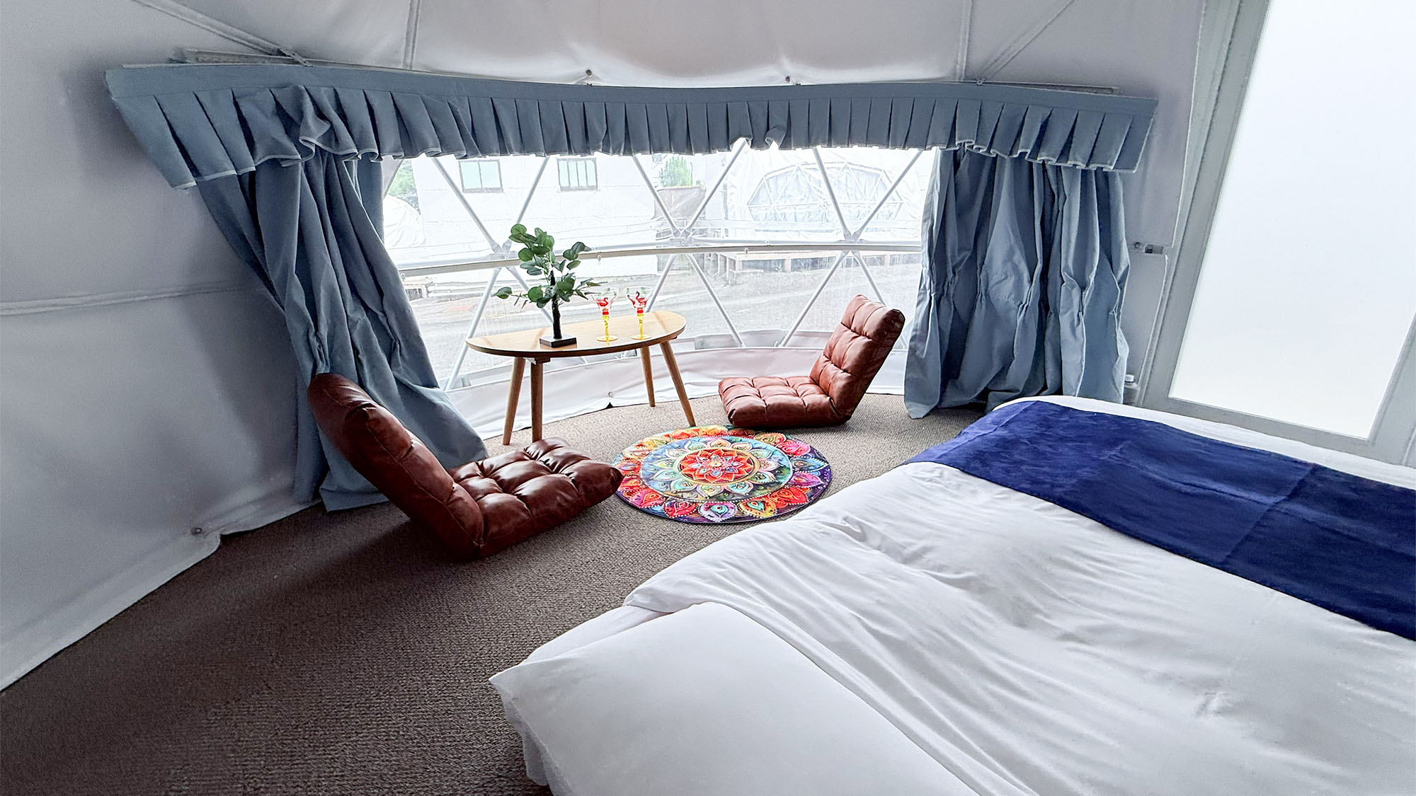 ・【ドームテント】ダブルベッド1台完備。カップル利用にオススメです