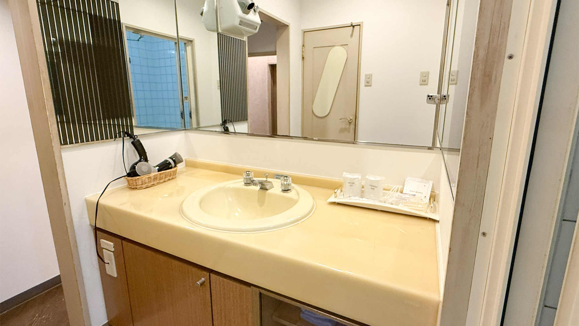 ・【洗面台】広々とした洗面台は明るく清潔◎大きな鏡で身支度がしやすい快適な洗面スペース