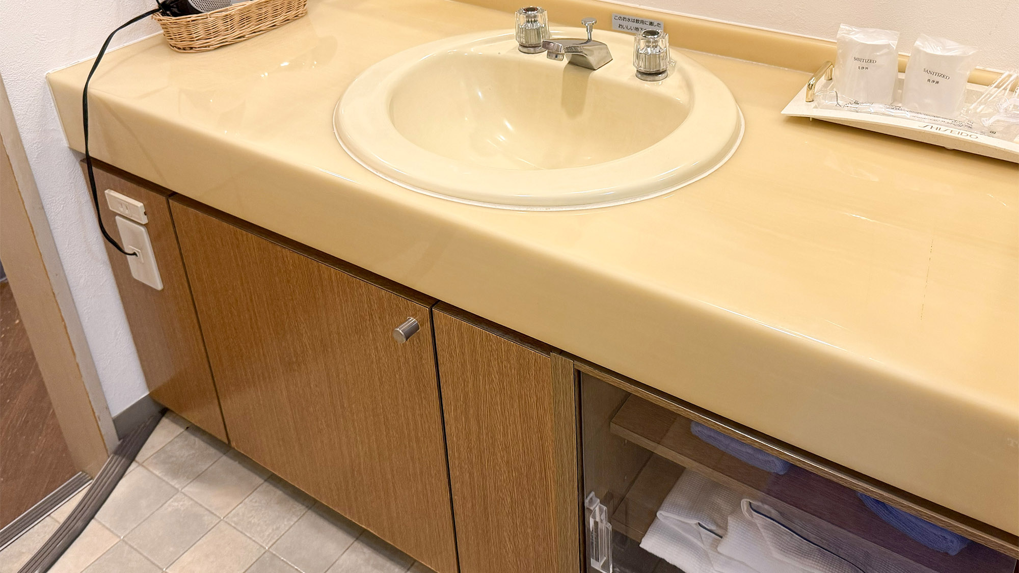 ・【洗面台】洗面台の下にはタオル・寝巻きをご用意しております