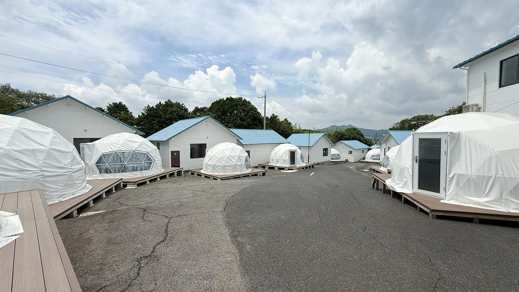 ・【外観】隣の音が気になりづらい独立タイプのコテージ。屋外にドームテント設置でファミリーに人気