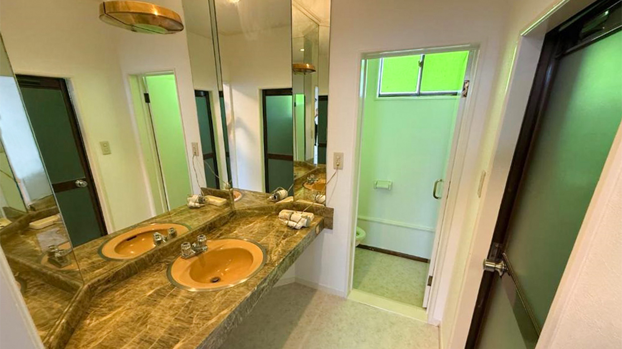 ・【独立タイプコテージ／洗面】広々とした洗面台で朝の準備も快適、レジャーもビジネスにも最適